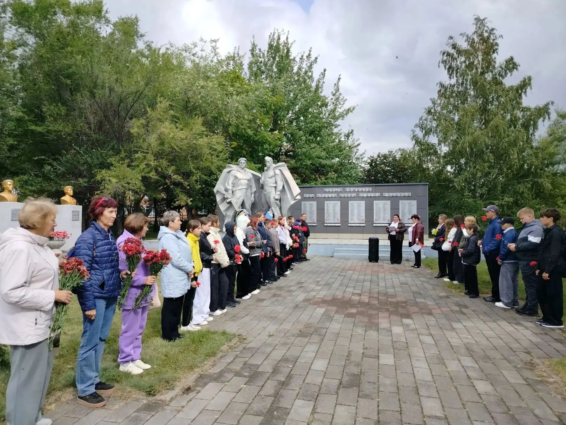 2 сентября у монумента славы в селе Красный Яр прошел митинг, посвященный Дню Победы на...