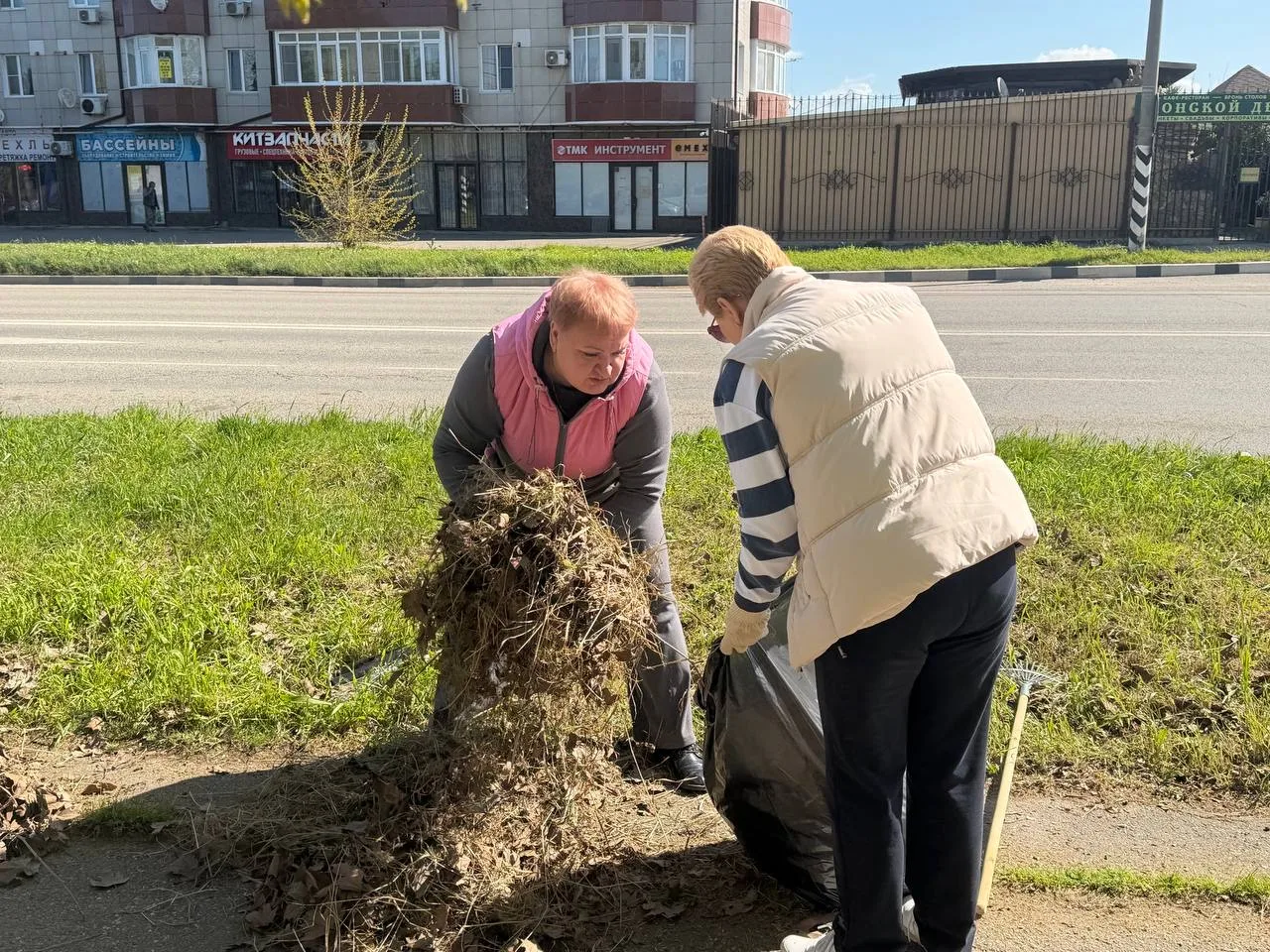 Одной из центральных локаций субботника стала Аллея роз  Здесь объединились сотрудники коммунальных 