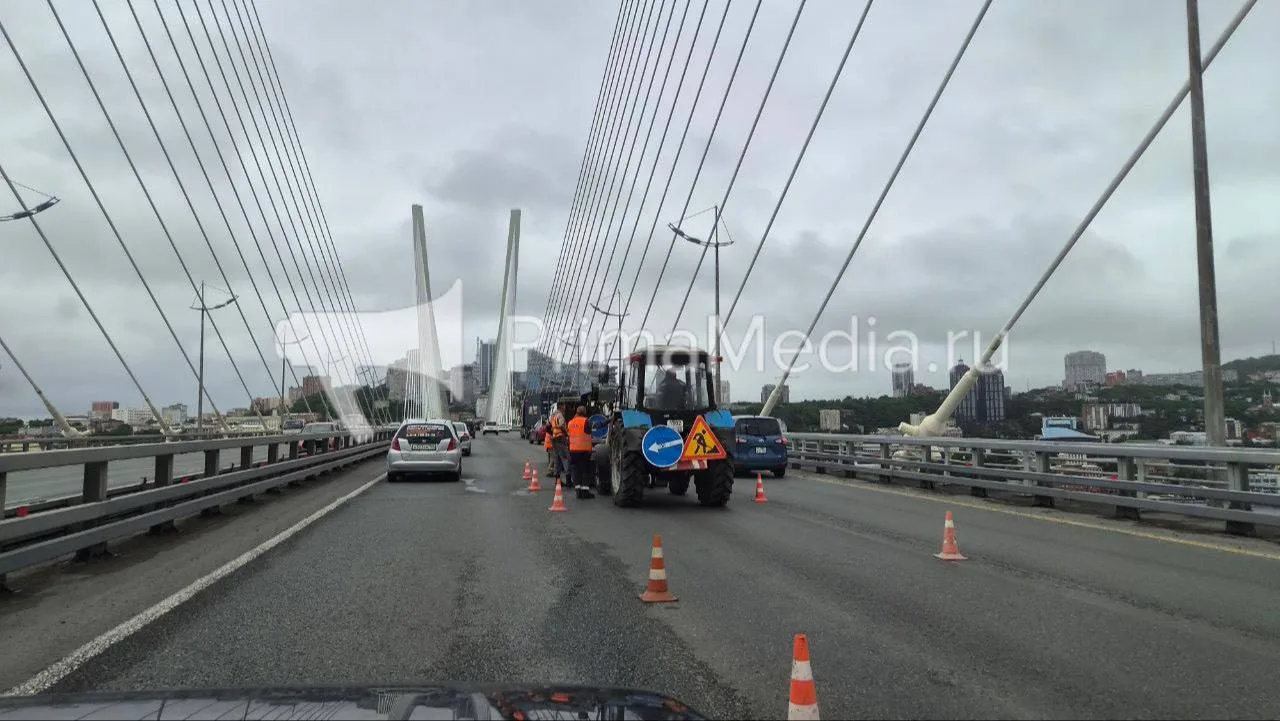 На Золотом мосту во Владивостоке начали ремонт дорожного покрытия после дождей