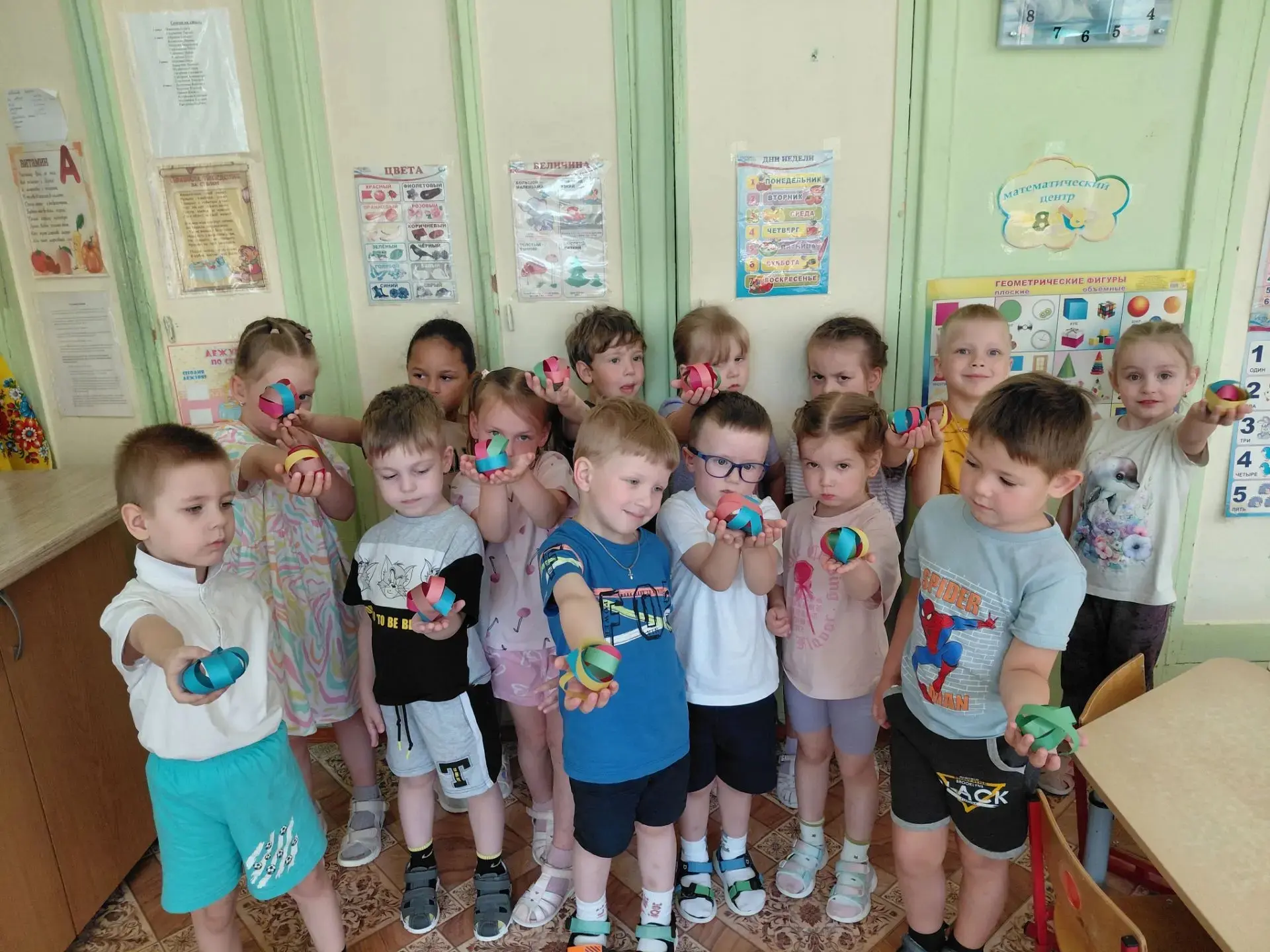 Что будет, если взять цветные полоски бумаги, немного клея и море детского восторга? 🤔