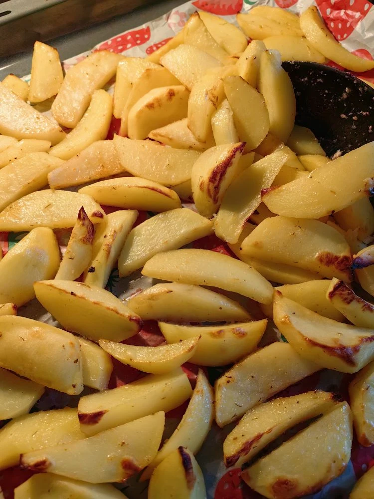 А-ля картошка по-деревенски, но только вкуснее и без лишних добавок. Понадобится:
