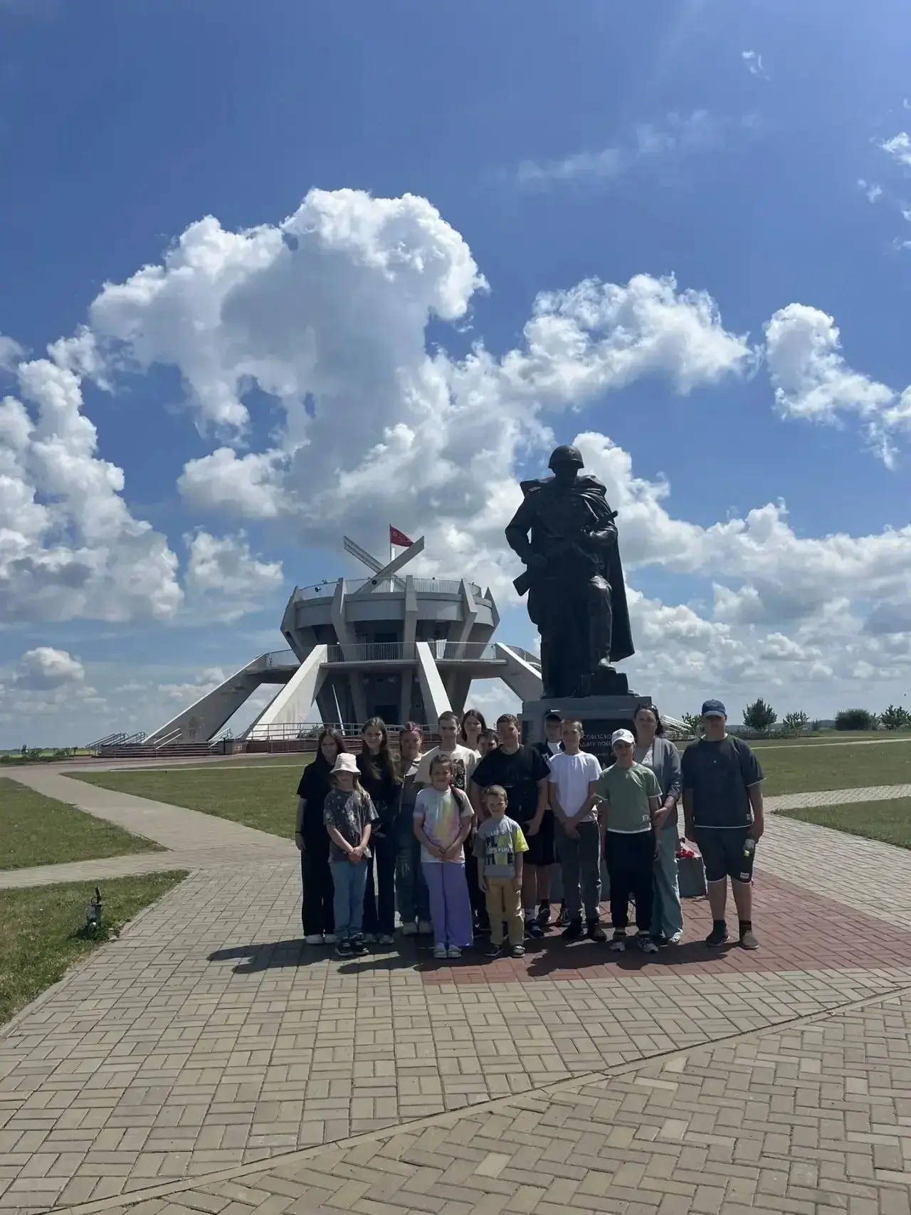 ЭКСКУРСИЯ ПО ПАМЯТНЫМ МЕСТАМ
🌟22 июня в день памяти и скорби мы дружным классом вместе с родителями
