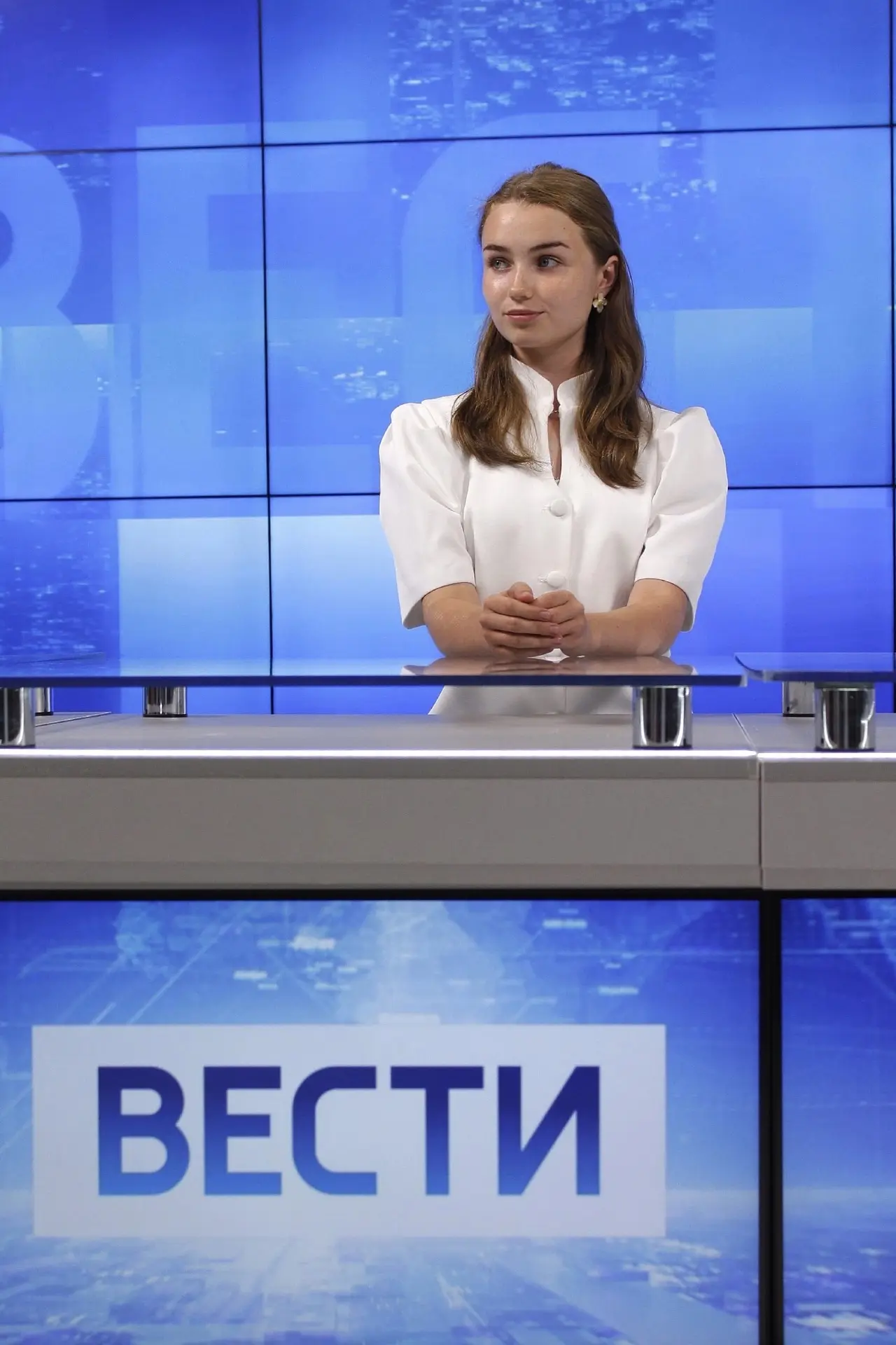📺 Юлия Барламова, выпускница 9А класса получила сертификат слушателя образовательного курса «Школа 
