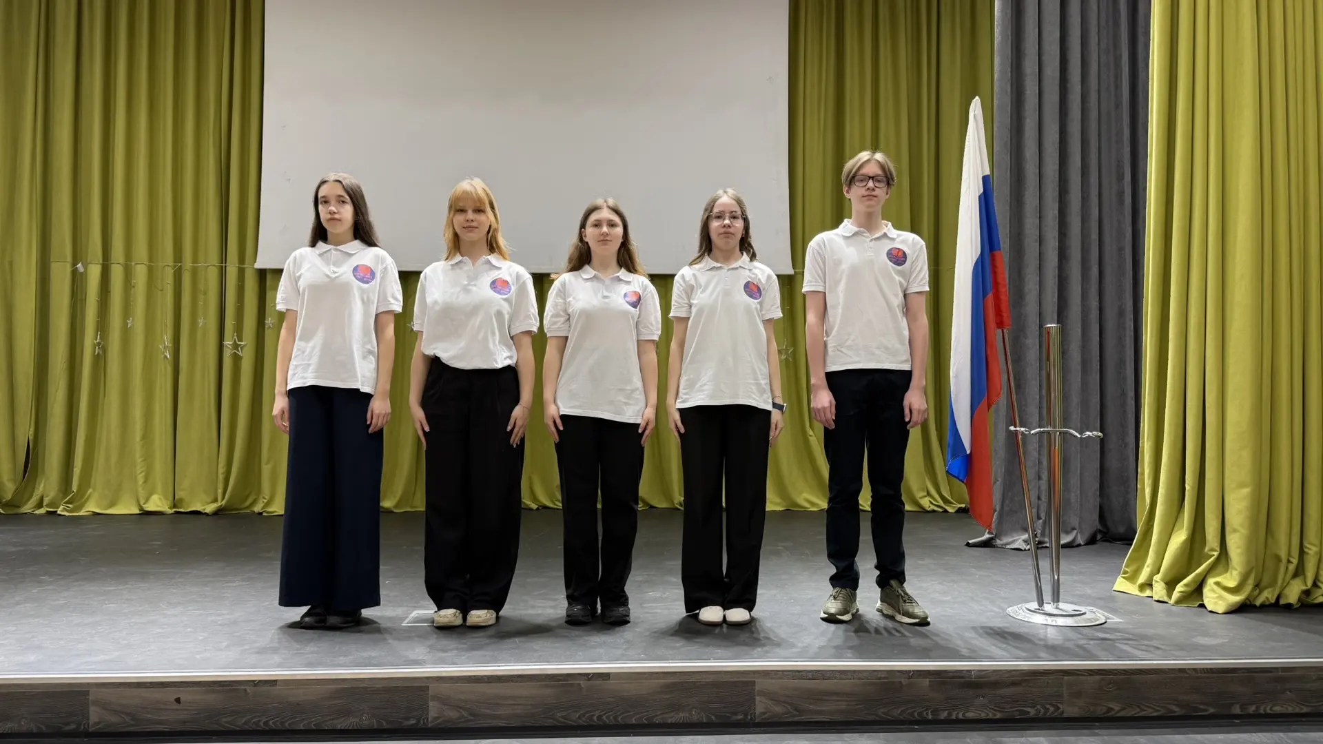 🇷🇺Понедельник в школе традиционно начался с  церемония поднятия Государственного флага и исполнения 