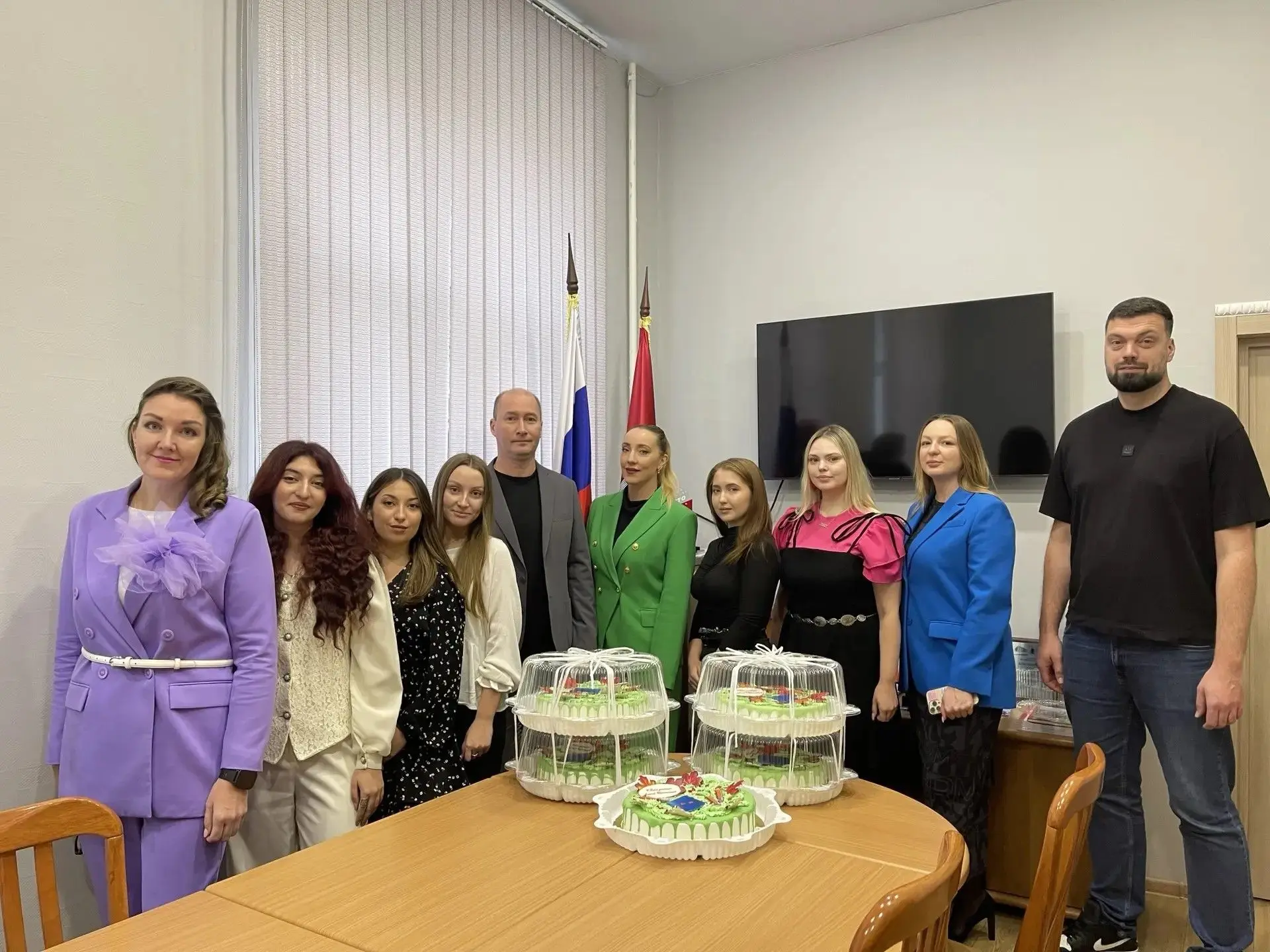 🏫 В нашем округе есть добрая традиция – в День учителя #КомандаШапошникова поздравляет...