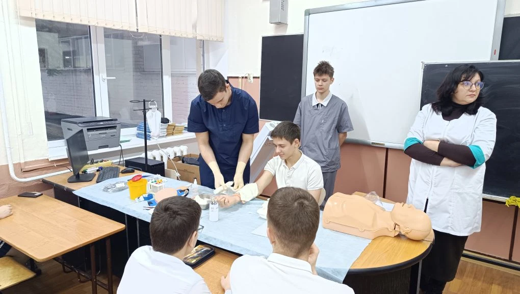 🎯💉 27 февраля наша школа приняла гостей — студентов ЧПОУ «Михайловский медицинский техникум».   Ребя