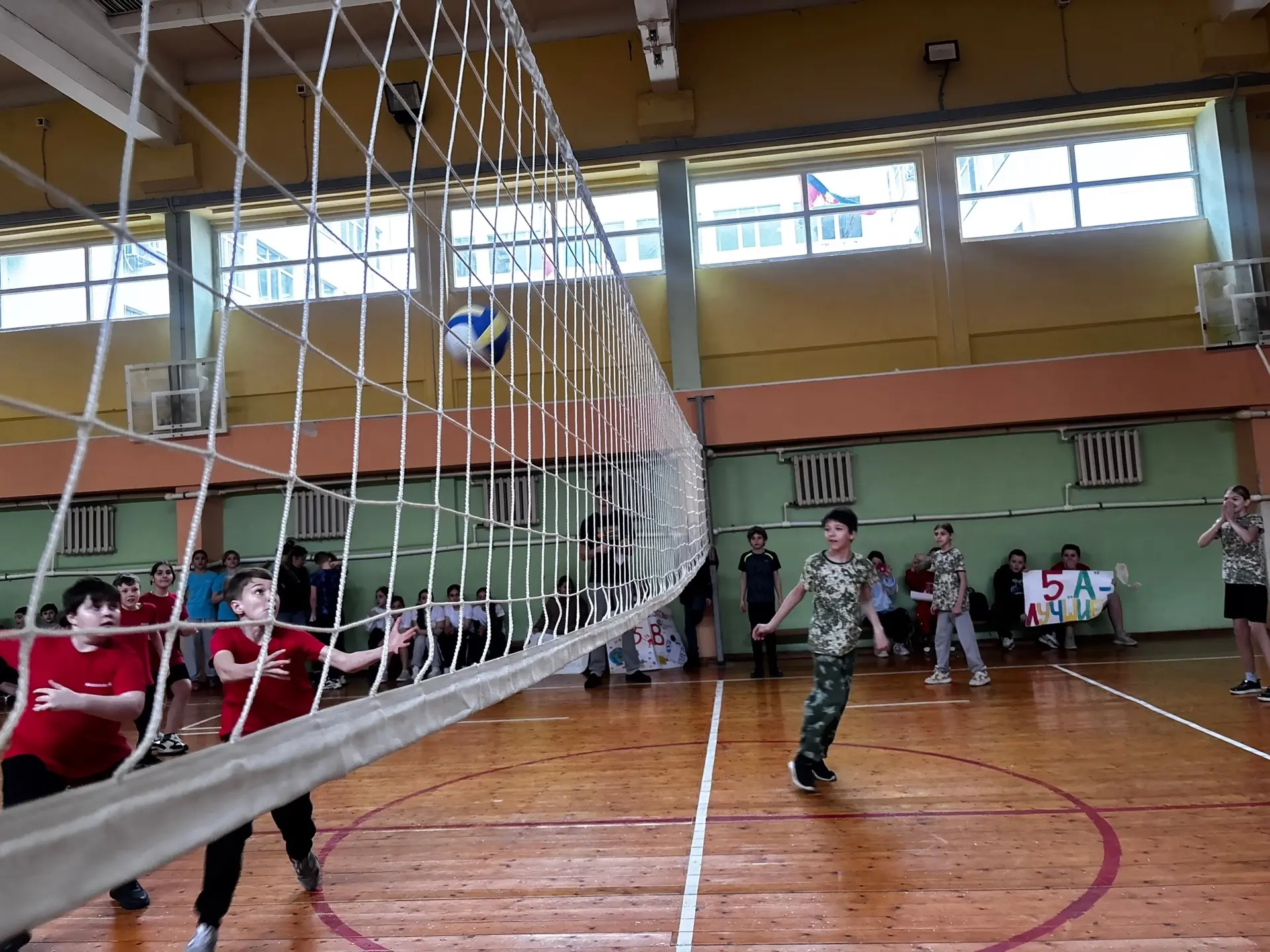 Спортивные каникулы в школе №4! 🏐⚡  Сегодня в нашей школе прошло мероприятие «Спортивные каникулы: п