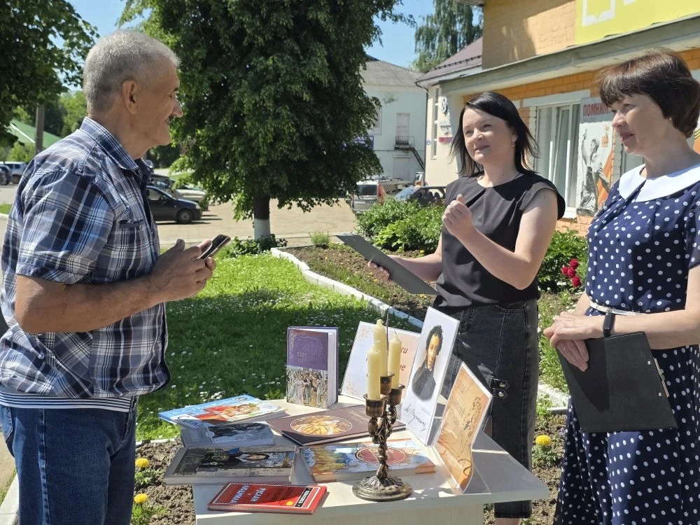 💥В честь Пушкинского дня России наша библиотека провела уличную литературную акцию «Пр...