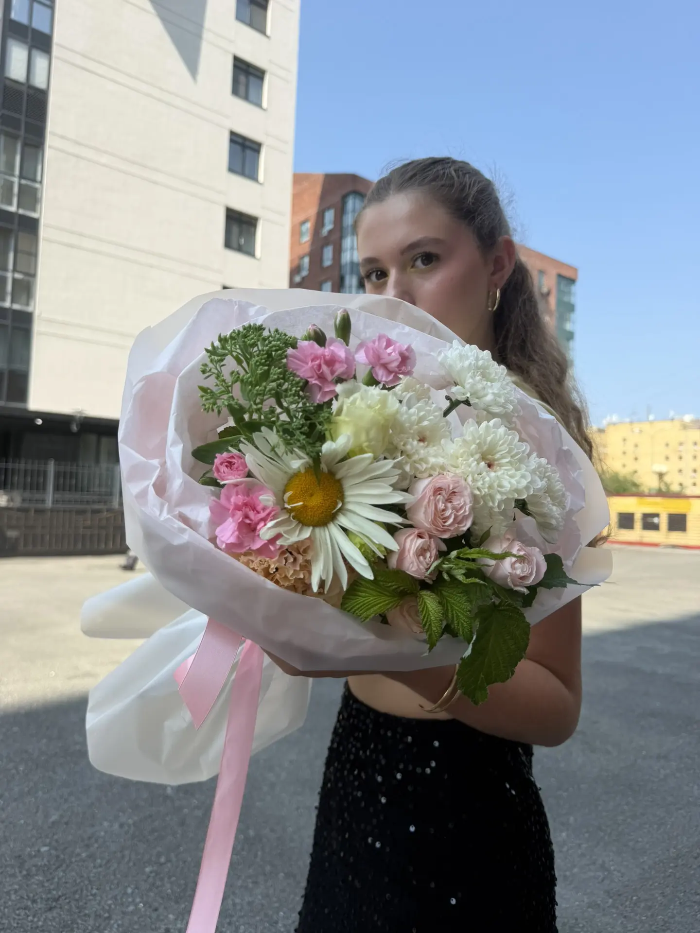 Собираем ваши самые теплые чувства в один букет. Ромашка как символ искренности и кустовые пионовидн