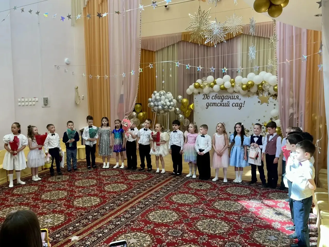 🎊 В дошкольных корпусах проходят самые трогательные и запоминающиеся праздники — выпускные у воспита