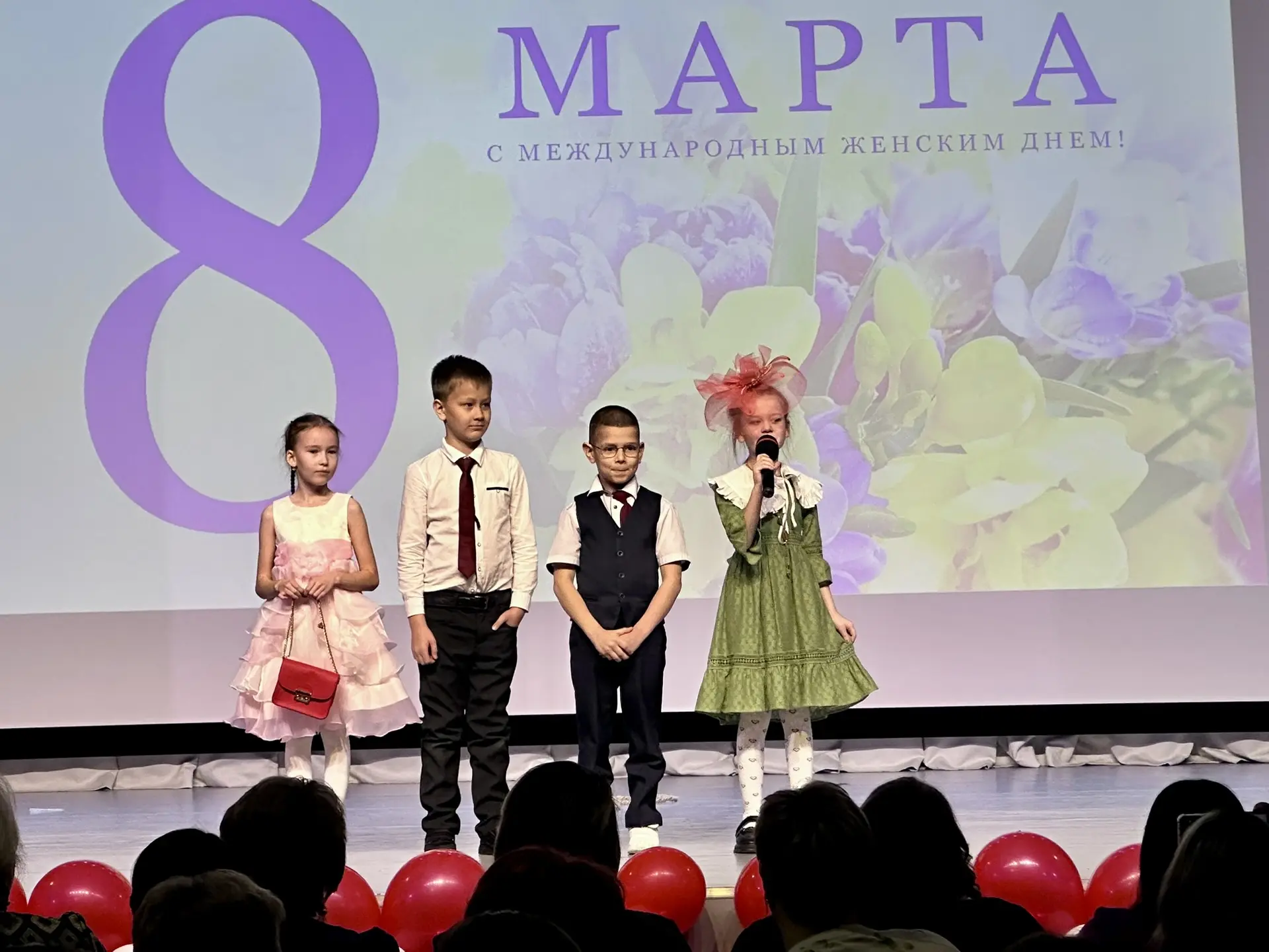🌸ПОЗДРАВЛЯЕМ🌸 В пятницу 6 марта в актовом зале школы состоялся праздничный концерт  «ВЕСЕННЕЕ НАСТРО