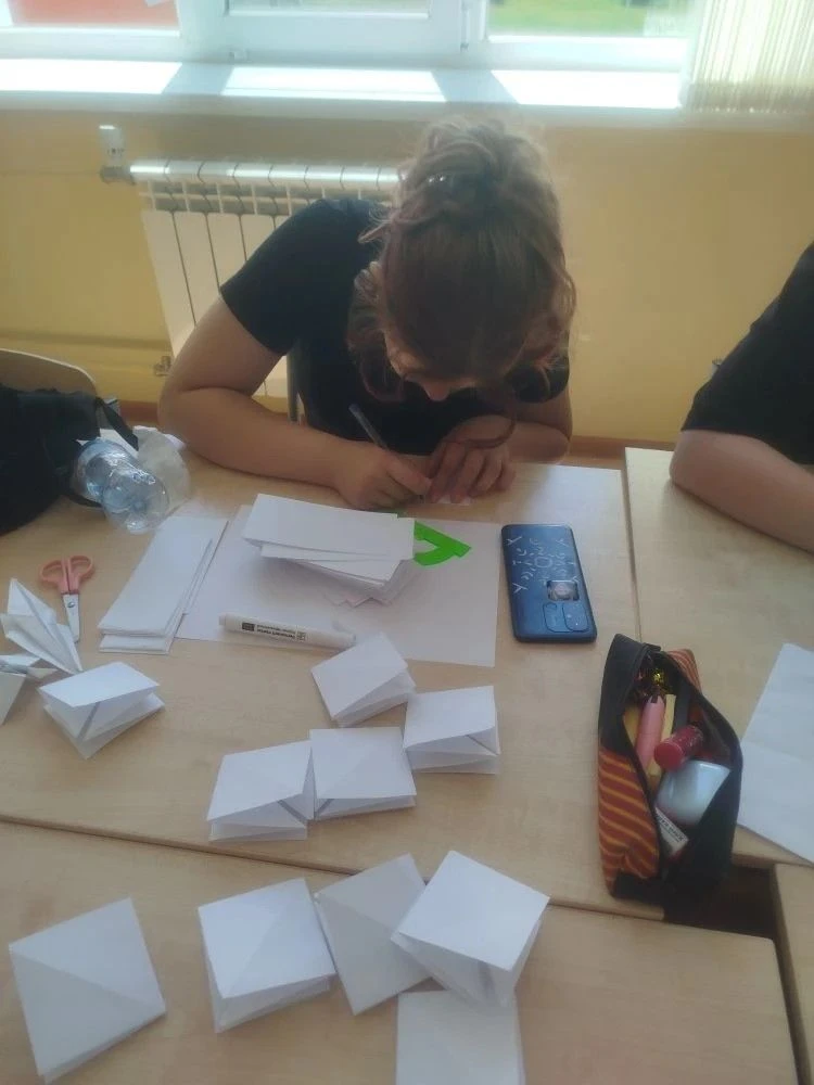 Легенда гласит, что у любого, кто сложит 1000 журавликов-оригами, исполнится желание. Н...