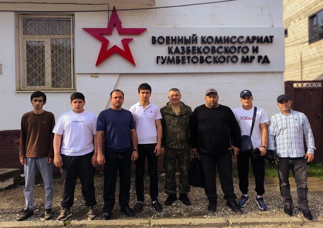 Двенадцатая команда весеннего призыва отправилась из Казбековского района для прохождения срочной во