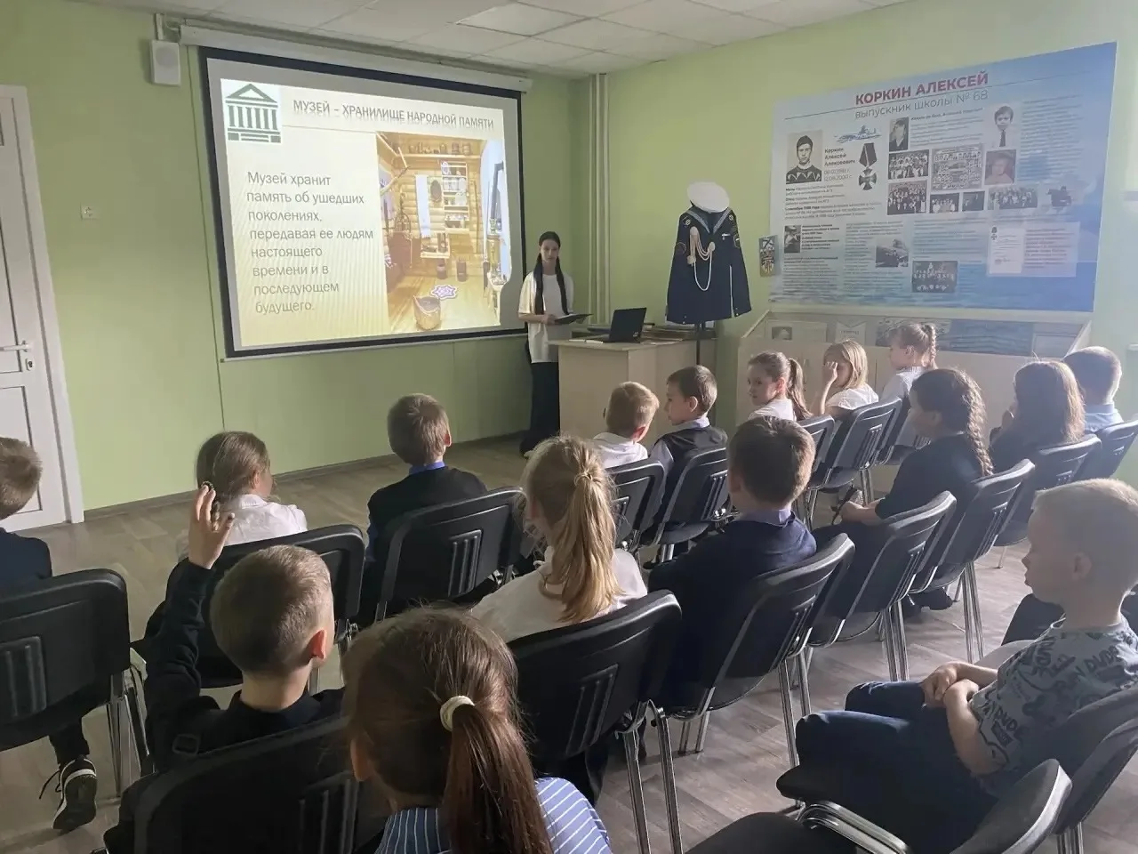 В школьном музее прошла увлекательная экскурсия для учеников 2 «А» и 2 «Б» классов. В роли экскурсов
