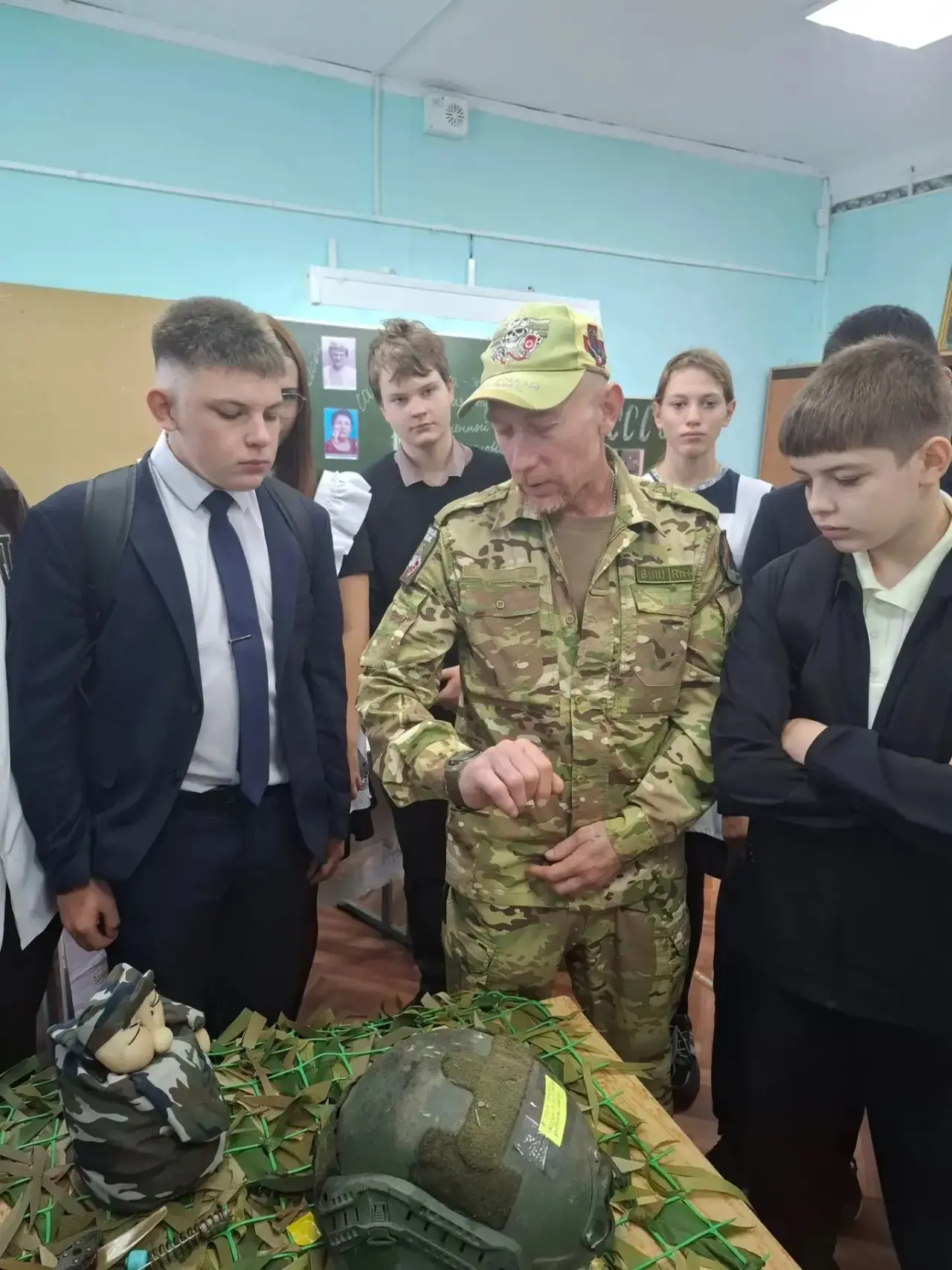Сегодня в МБОУ СОШ 13 им.А.В. Суворова участник специальной военной операции Суржанский...