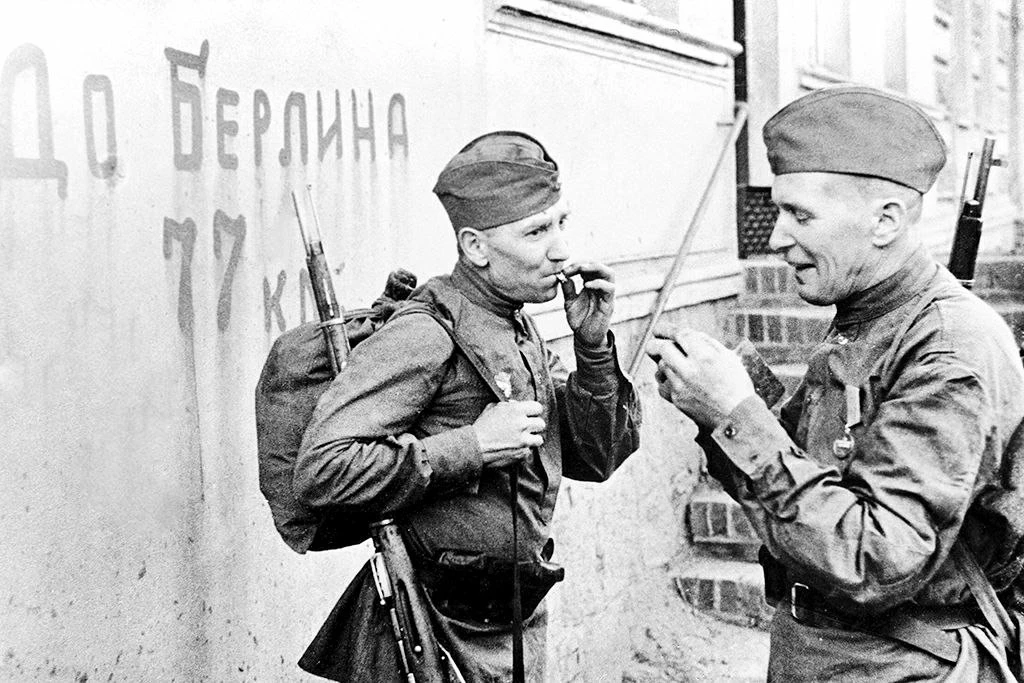 Советские солдаты перекуривают перед последним рывком - до Берлина 77 км.