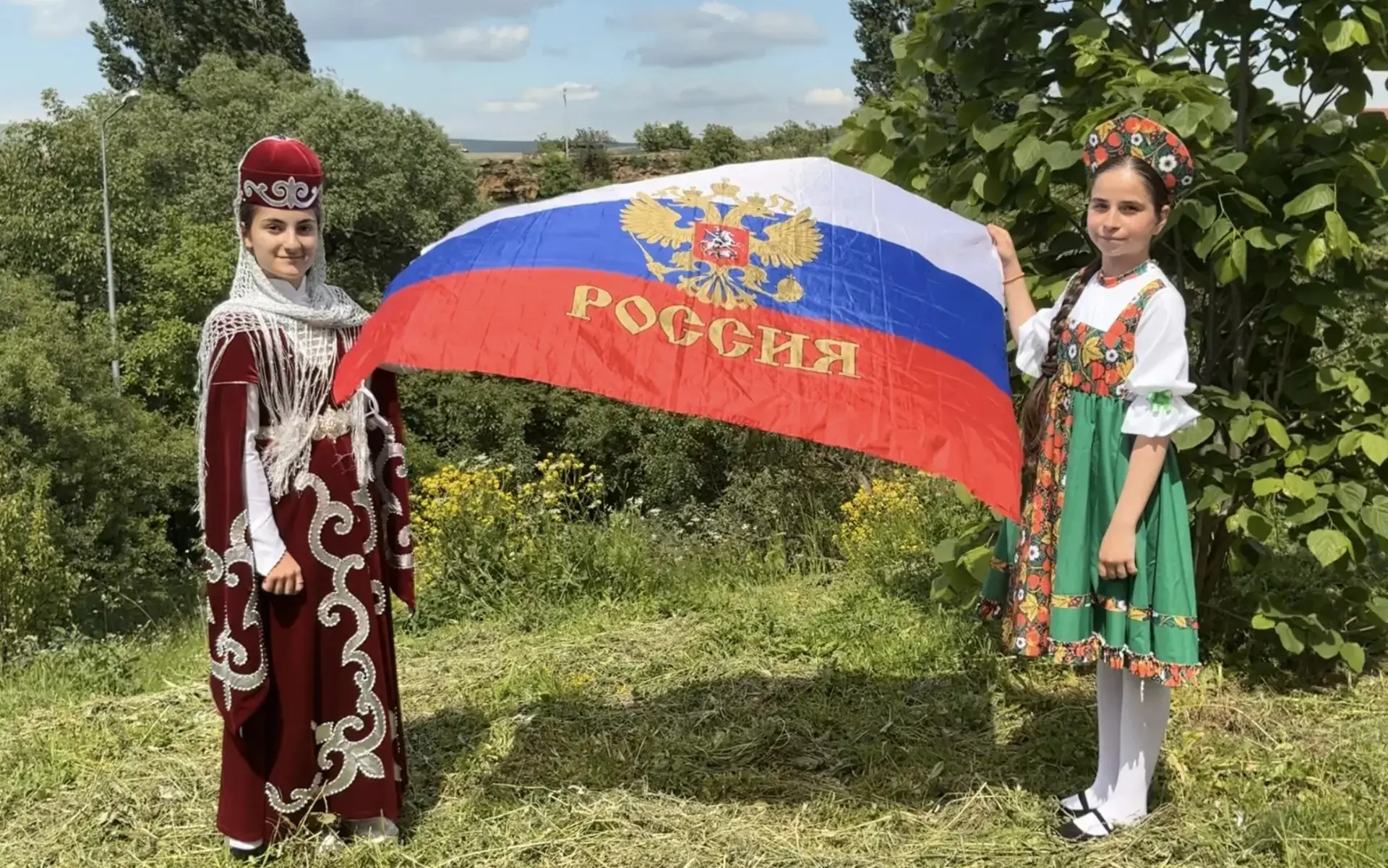 Тематический день «Мы — едины, мы — Россия!» прошёл в лагере «Светлячок» при СОШ №11🇷🇺🇷🇺🇷🇺
Мас