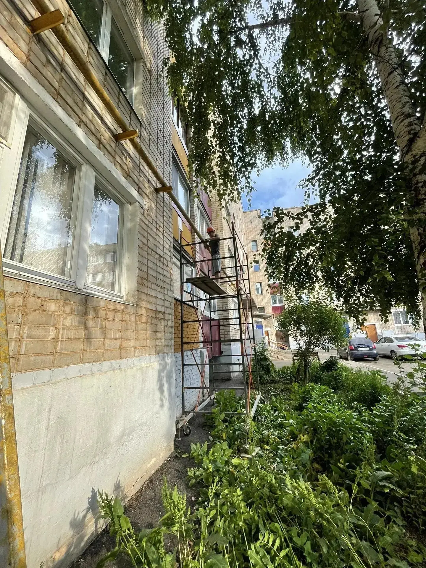 🔹 Приступили к выполнению работ по восстановлению окрасочного слоя фасадного газопровода многокварт