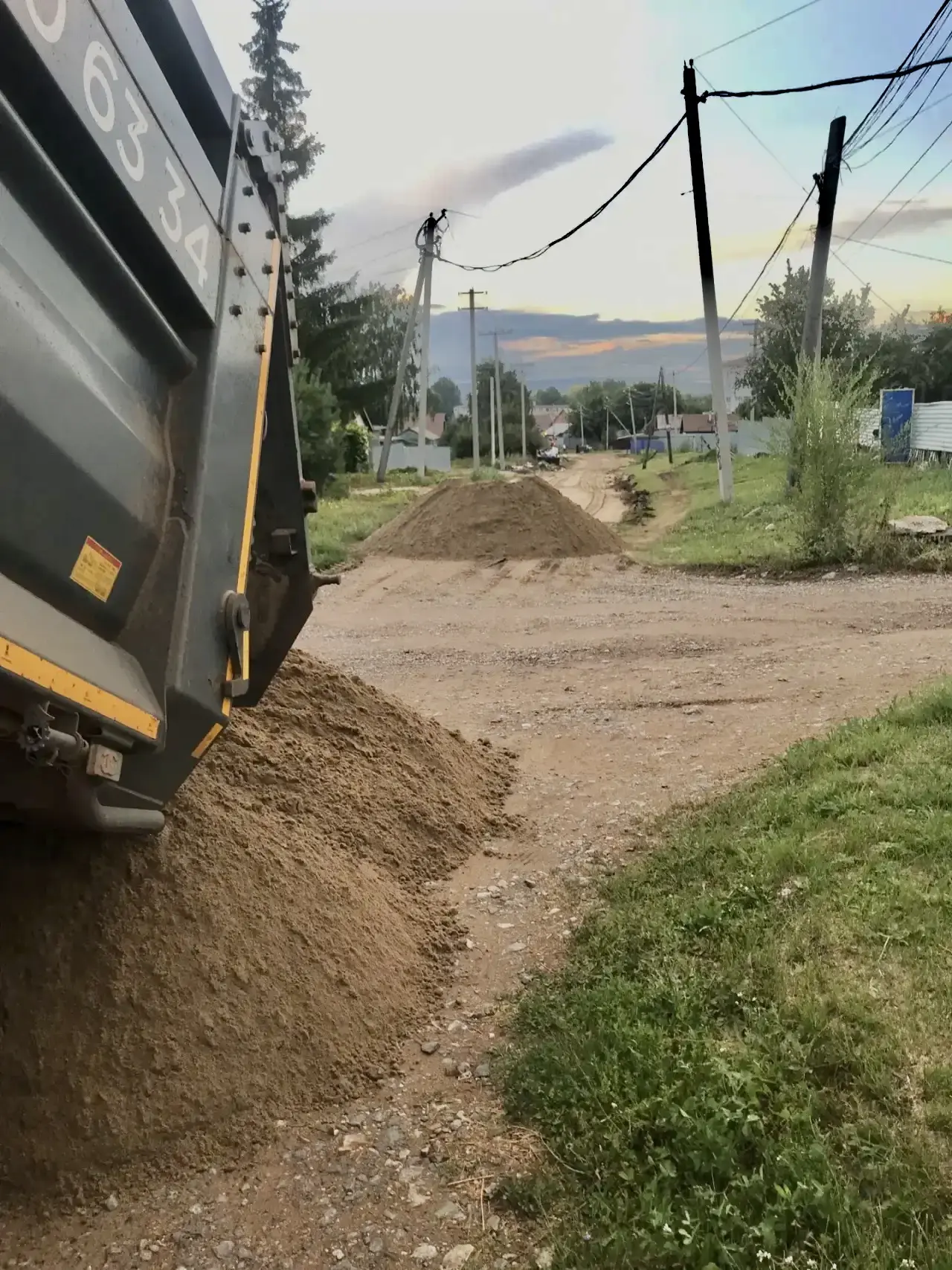 Работы по отсыпке дорог в нашем городе ведутся на протяжение всего дорожного сезона. На...