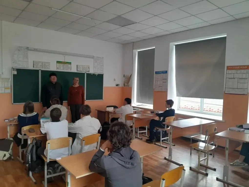 🤍🙏🏻В 8 классе в рамках занятия «Разговоры о важном» состоялась встреча с отцом Савой.