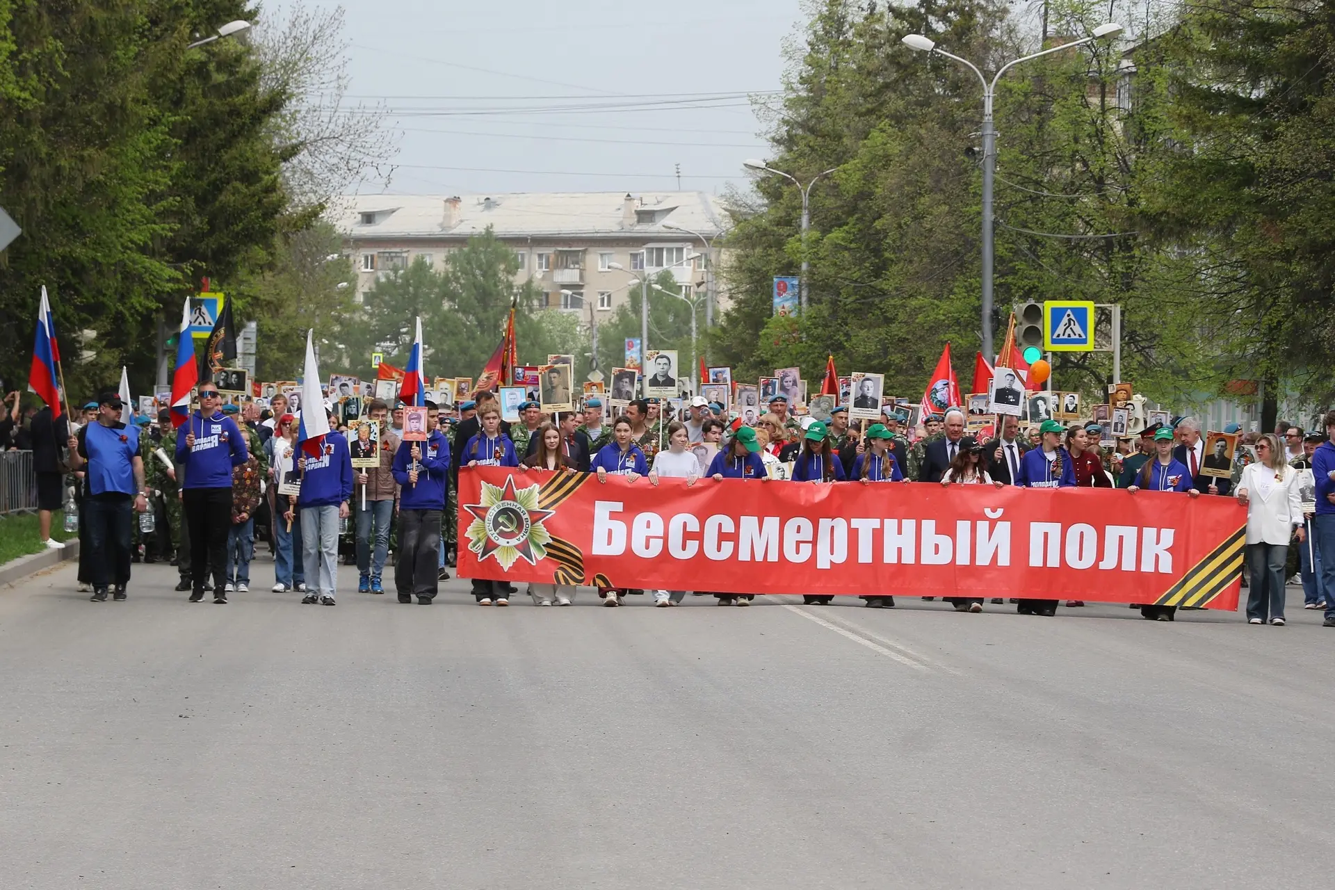 В Каменске-Уральском прошли Парад наследников Победы и шествие «Бессмертного полка»  9 мая на площад