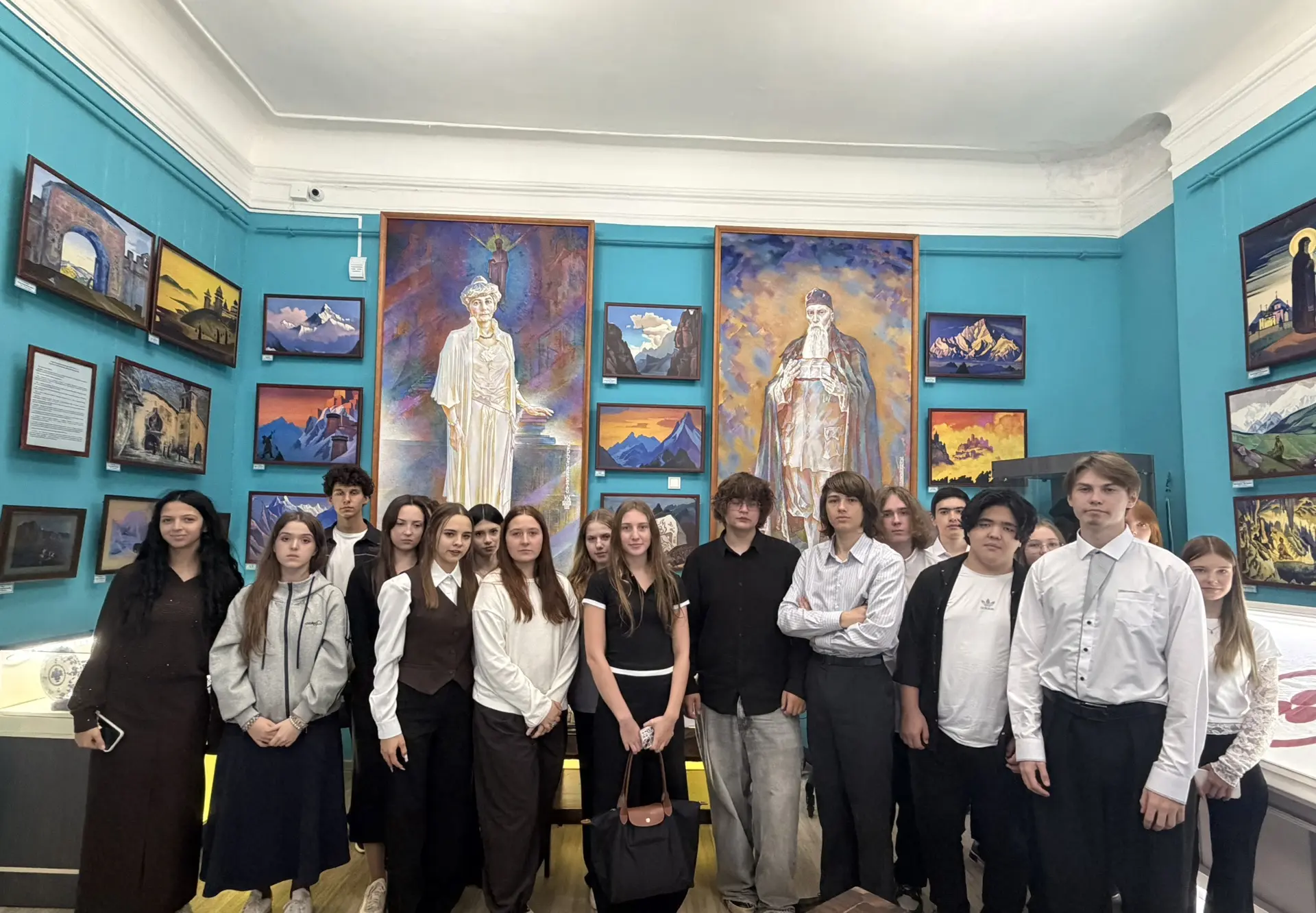 Ученики 11В класса и активисты школьного волонтерского отряда «55 добрых сердец» принял...