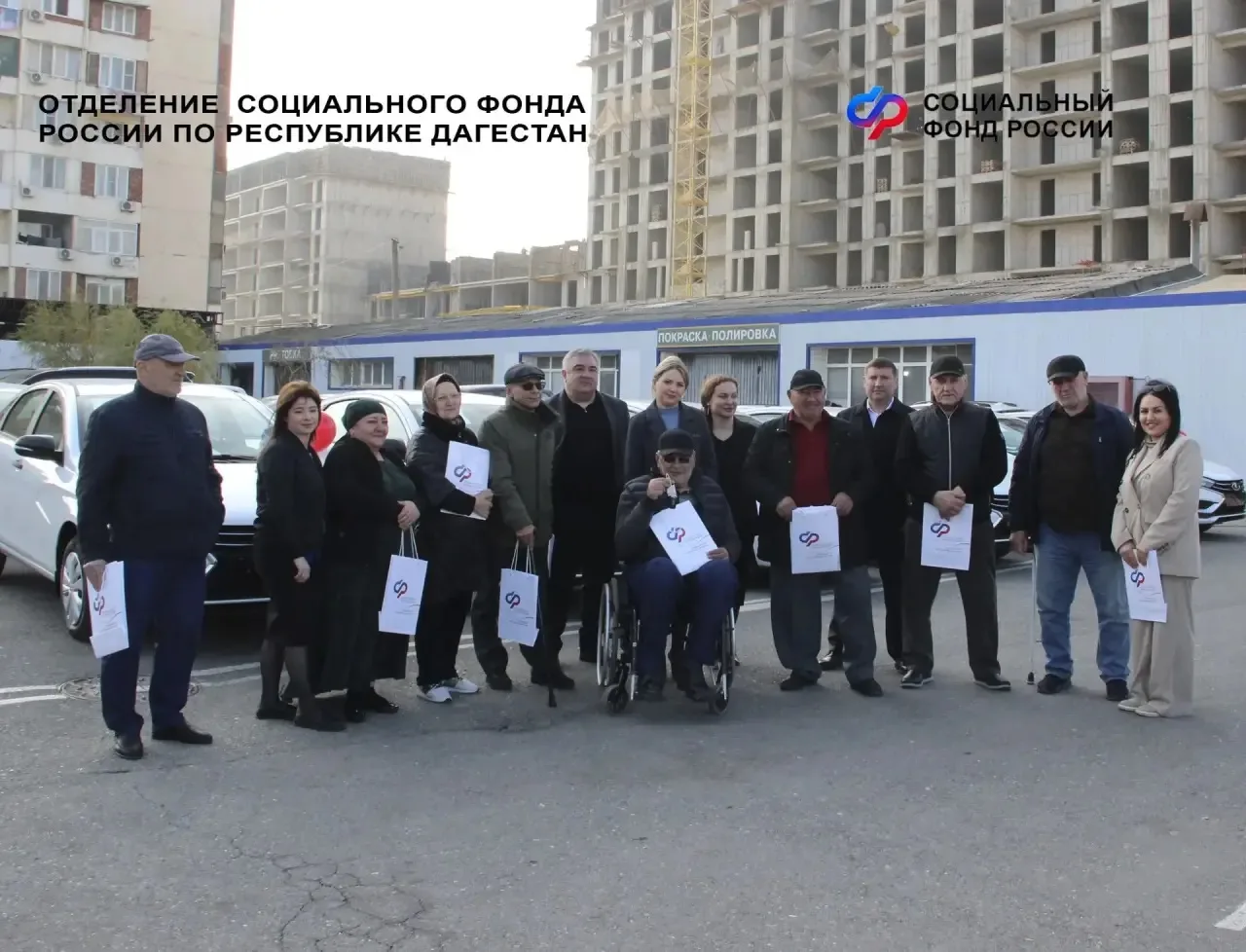 Отделение Соцфонда по Дагестану передало 13 адаптированных автомобилей пострадавшим на производстве 