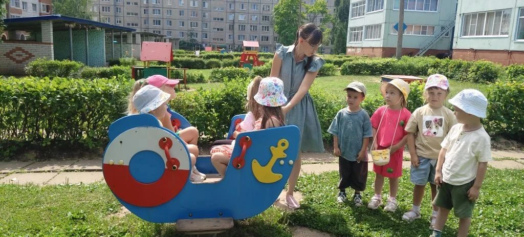 Безопасное катание на качелях «кораблик». В нашем детском саду особое внимание уделяется безопасност