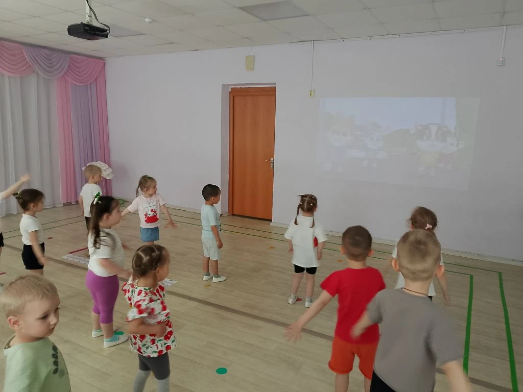 Утро в средней группе началось максимально активно:
✅ Бодрая зарядка для отличного настроения.
✅ Тре