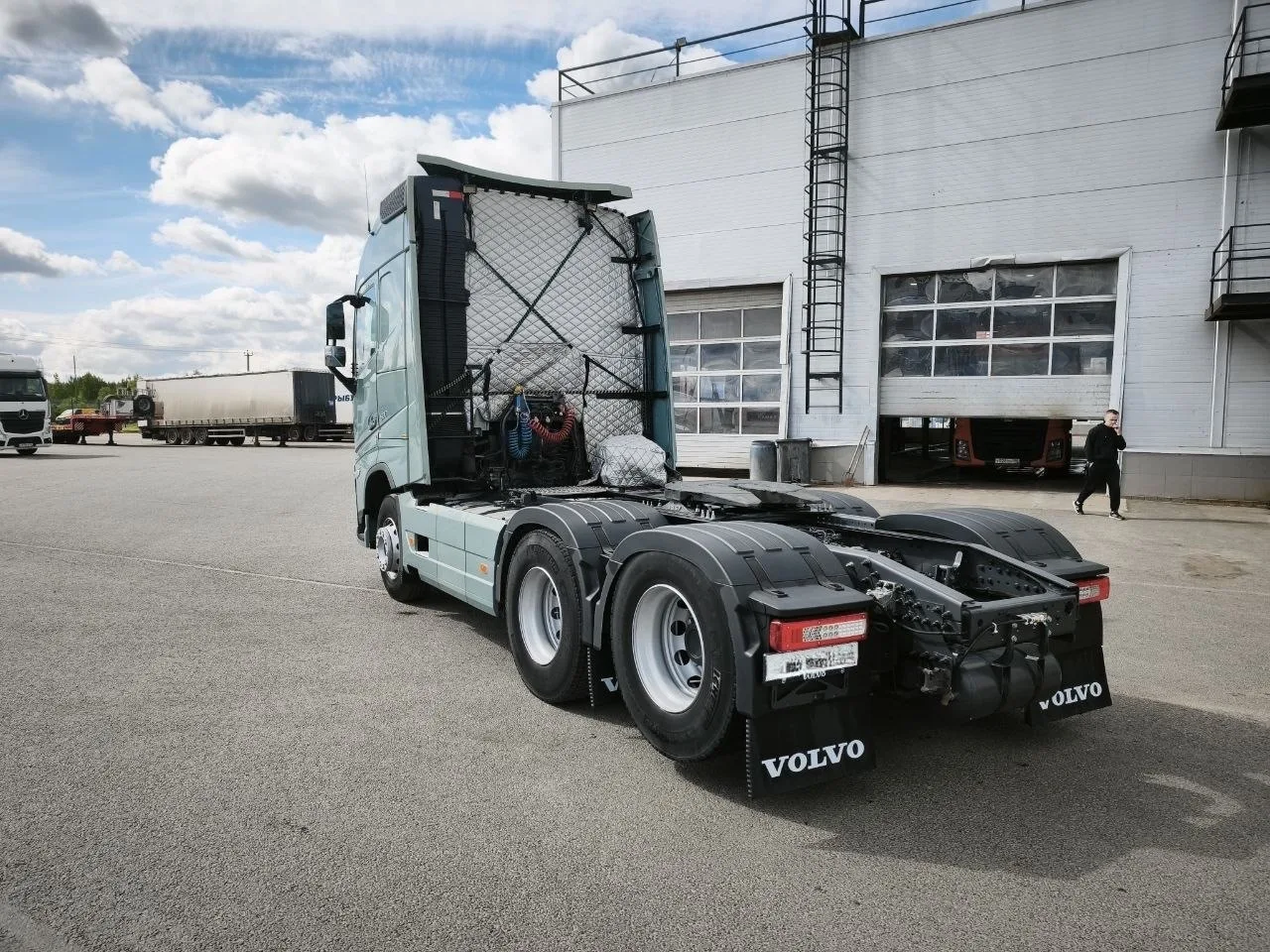 Volvo FH 500 (2023 г.в.),  6×4, пробег 130 000 км, цена 19 350 000 руб с НДС. iimax.ru/...