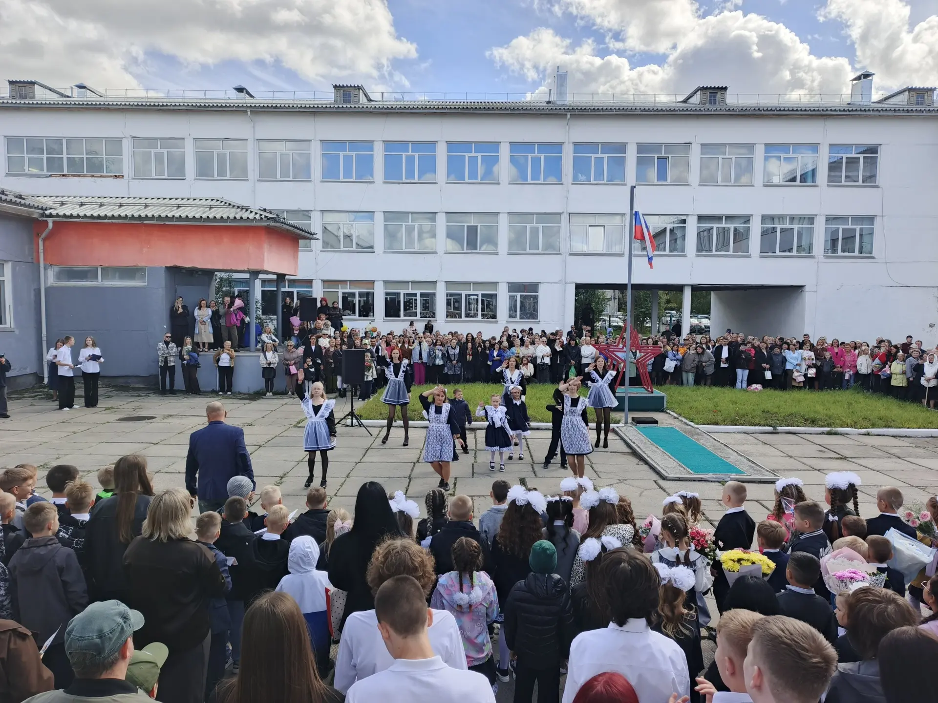Здравствуй, школа! В школе Героя прозвенел Первый звонок для 1208 учеников! 🔔📚✨