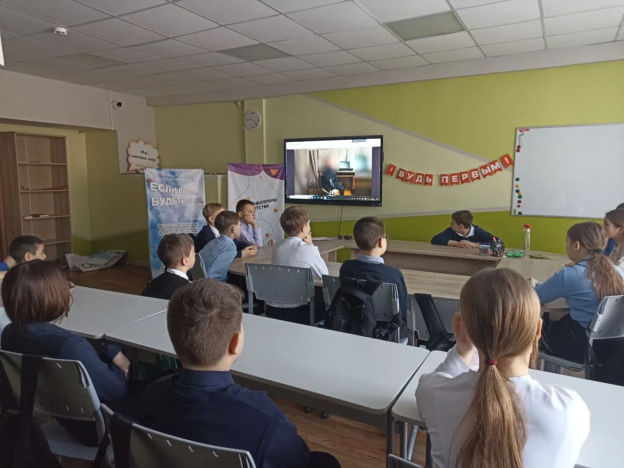 🇷🇺 В понедельник 2 марта  учебная неделя началась с линейки,  на которой прозвучал гимн РФ .  В торж