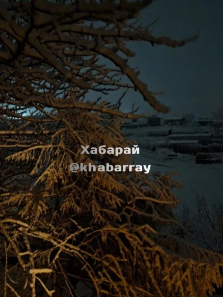 ❄️ Первым снегом засыпало сегодня с утра Охотск. За фото спасибо нашему подписчику!