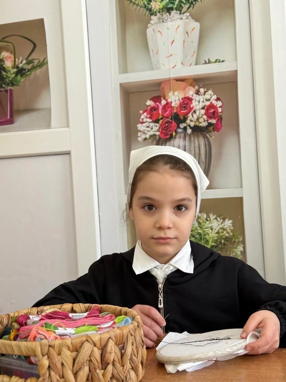 Сегодня на занятии швейного кружка юные мастерицы познакомились с декоративным швом «тамбурный».  Та