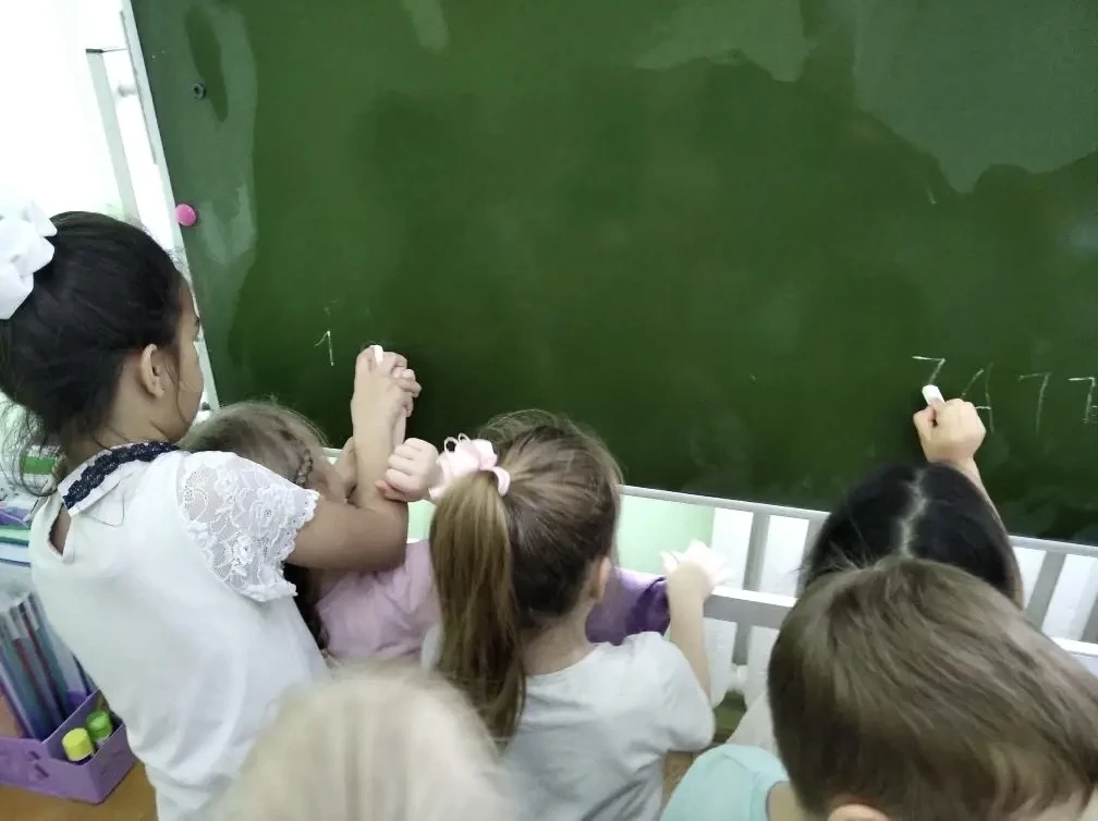 День наоборот и дружба на века! 🤝✨

Вот это был день! 🎉 Ребята из 2-го класса устроили настоящий «