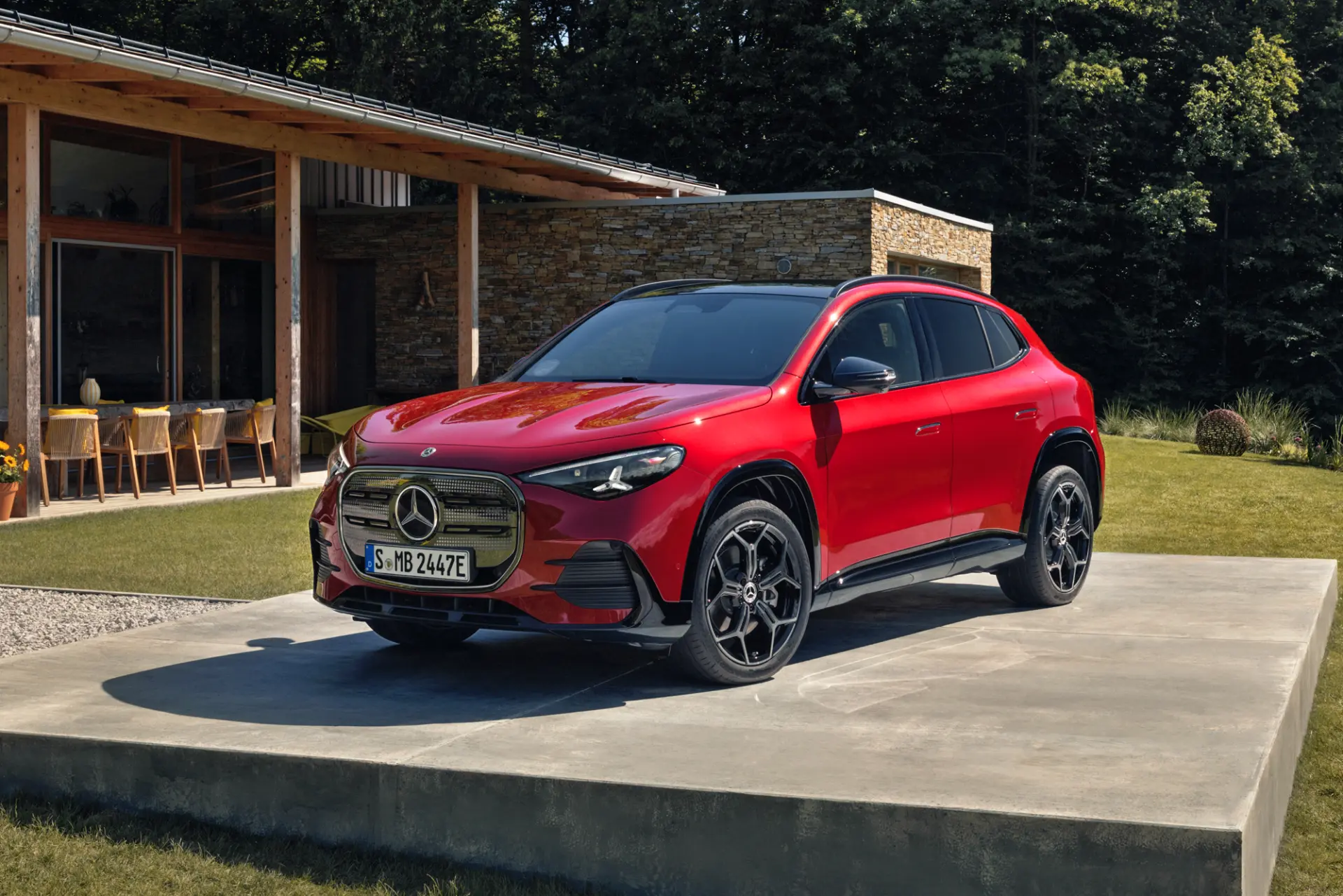 Только что компания "Mercedes-Benz" представила новое поколение компактного кроссовера "Mercedes-Ben
