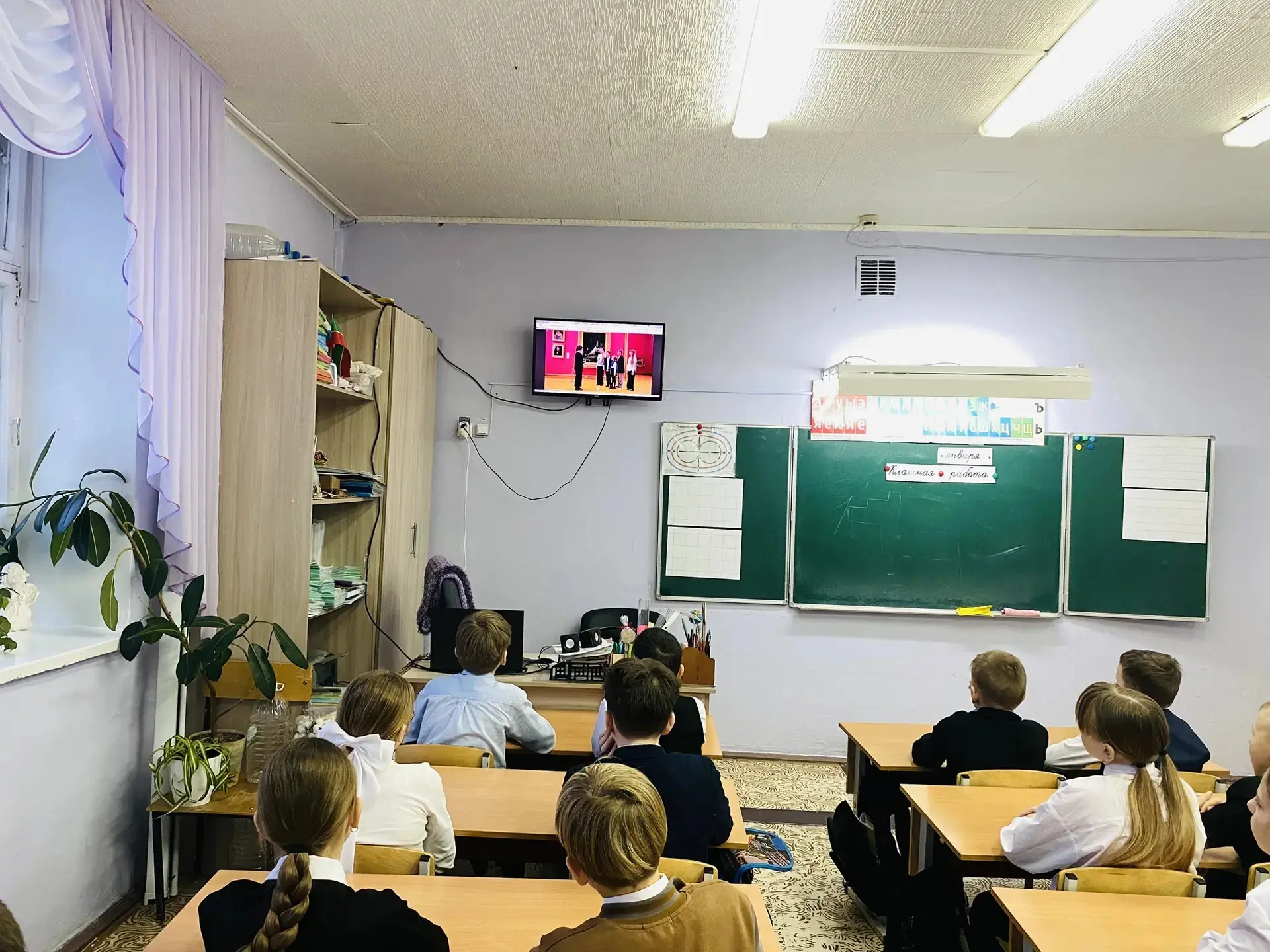 Новая учебная неделя в нашей школе традиционно началась с торжественного выноса флагов и исполнения 