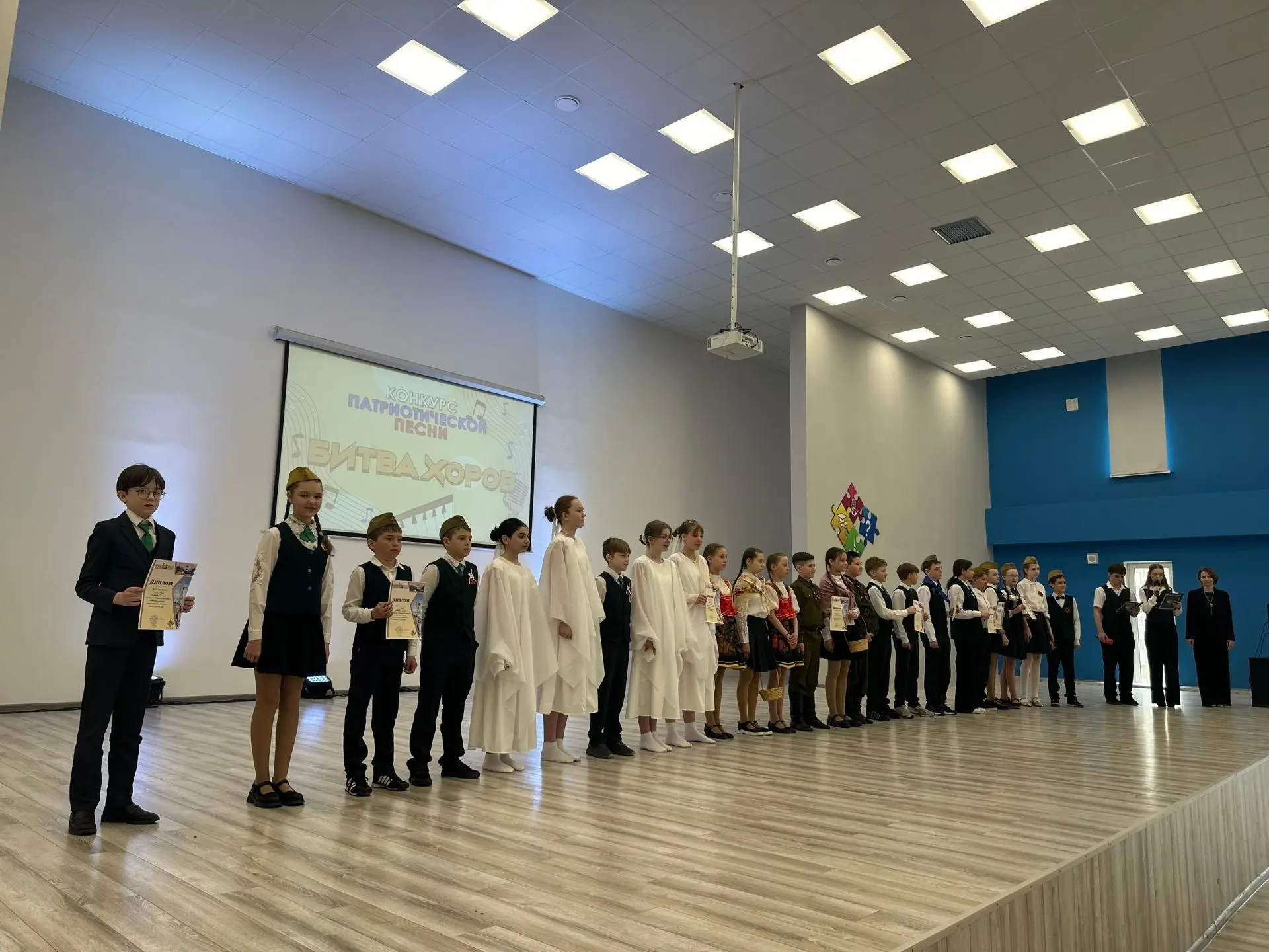 🇷🇺🎼 Стартовала «Битва хоров»!  В нашей школе прошёл первый день конкурса патриотической песни «Битва