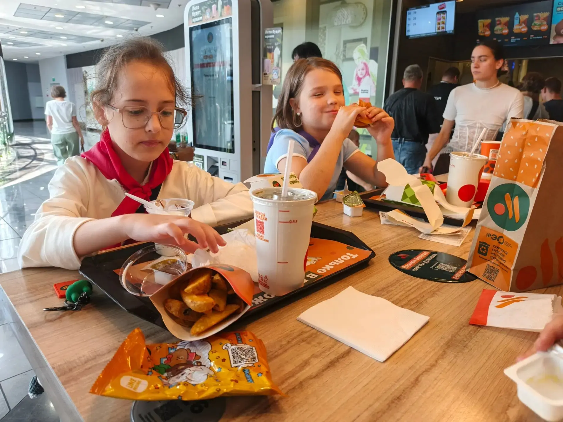 🍔✨Иногда можно и побаловать себя!

Сегодня наши непоседы отправились в торговый центр «Панорама»! �