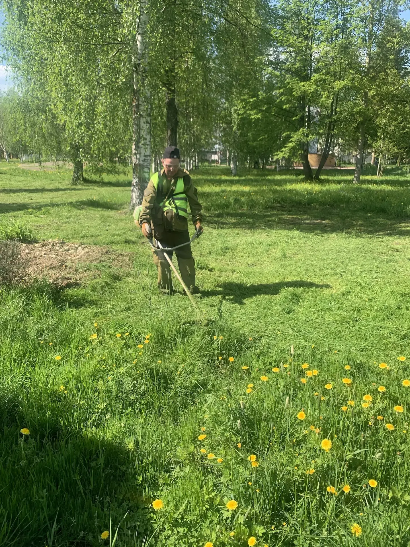 🌿Для обеспечения чистоты и благоустройства в посёлке, сотрудники территориально отдела...