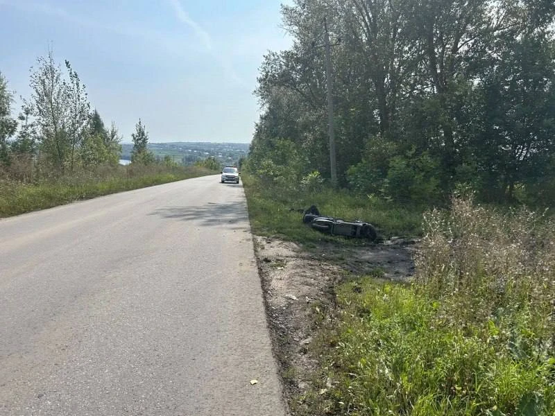 В Алатырском районе 63-летний житель Сургута на электроскутере без шлема вылетел с доро...