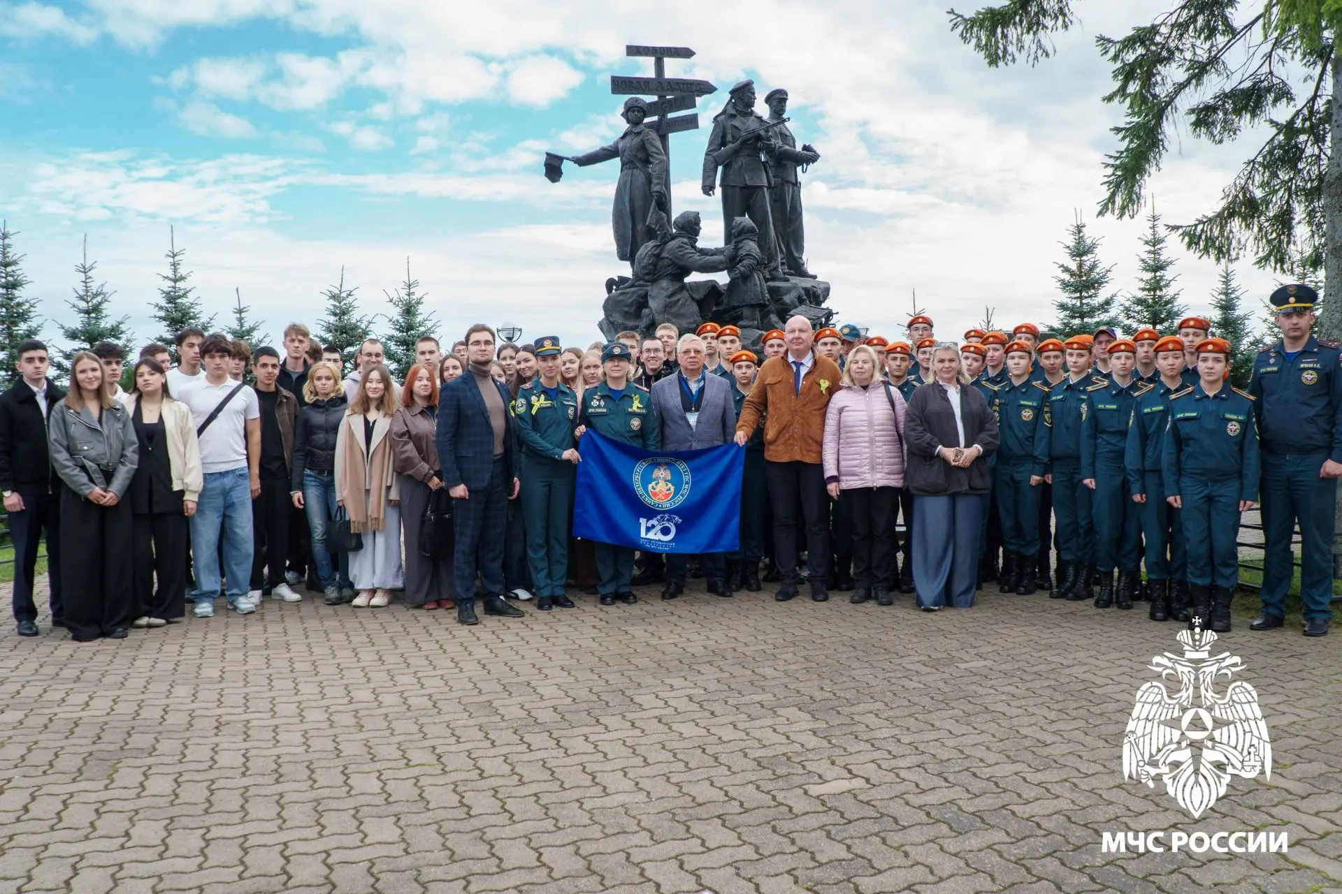 Выездной круглый стол «Дорога Жизни»: курсанты и студенты почтили память защитников Лен...