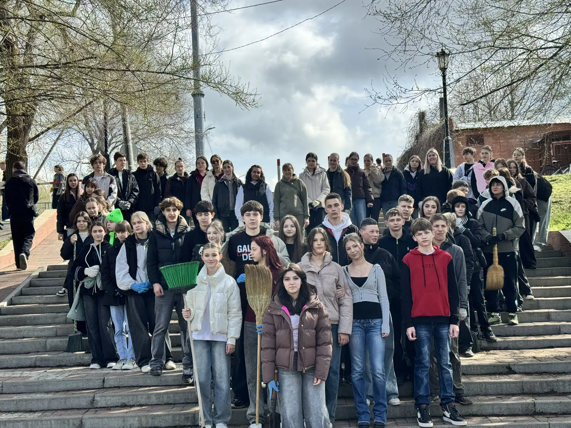 Вместе делаем город чище! 🧹  Сегодня обучающиеся, педагоги и родители нашей школы дружно вышли на го