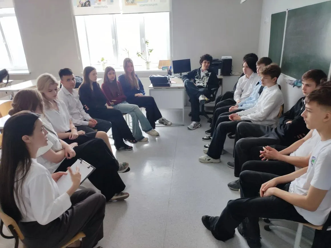 Сегодня для 9-классников прошёл полезный тренинг с психологом! 🧠  Ребята разобрались, что такое трев