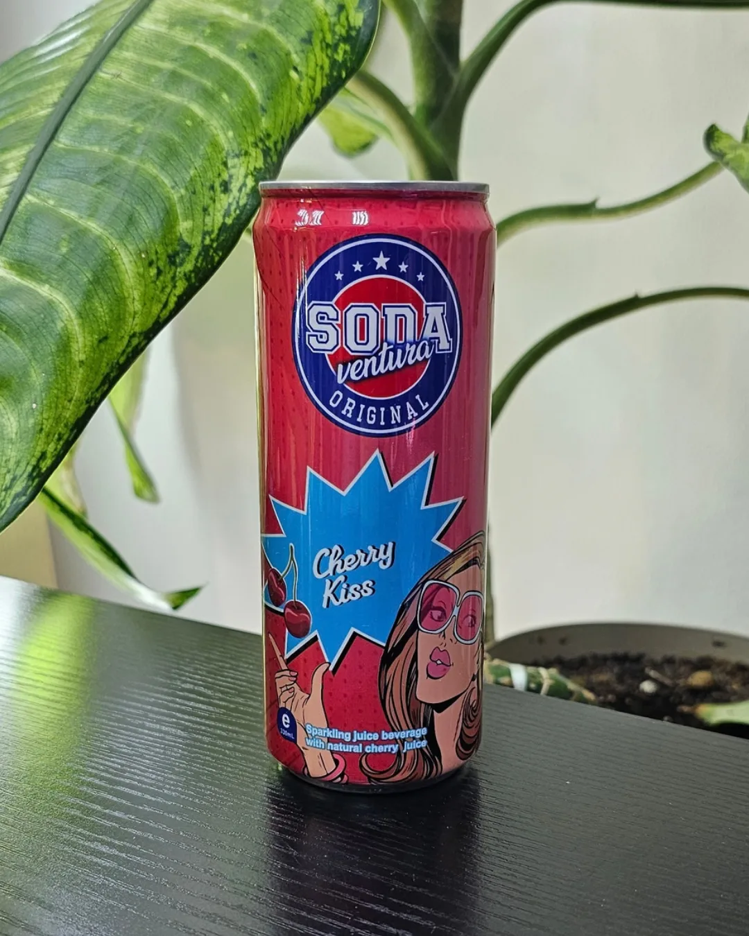 Безалкогольный газированный напиток Soda Ventura Cherry Kiss, 330 мл — 130 рублей.