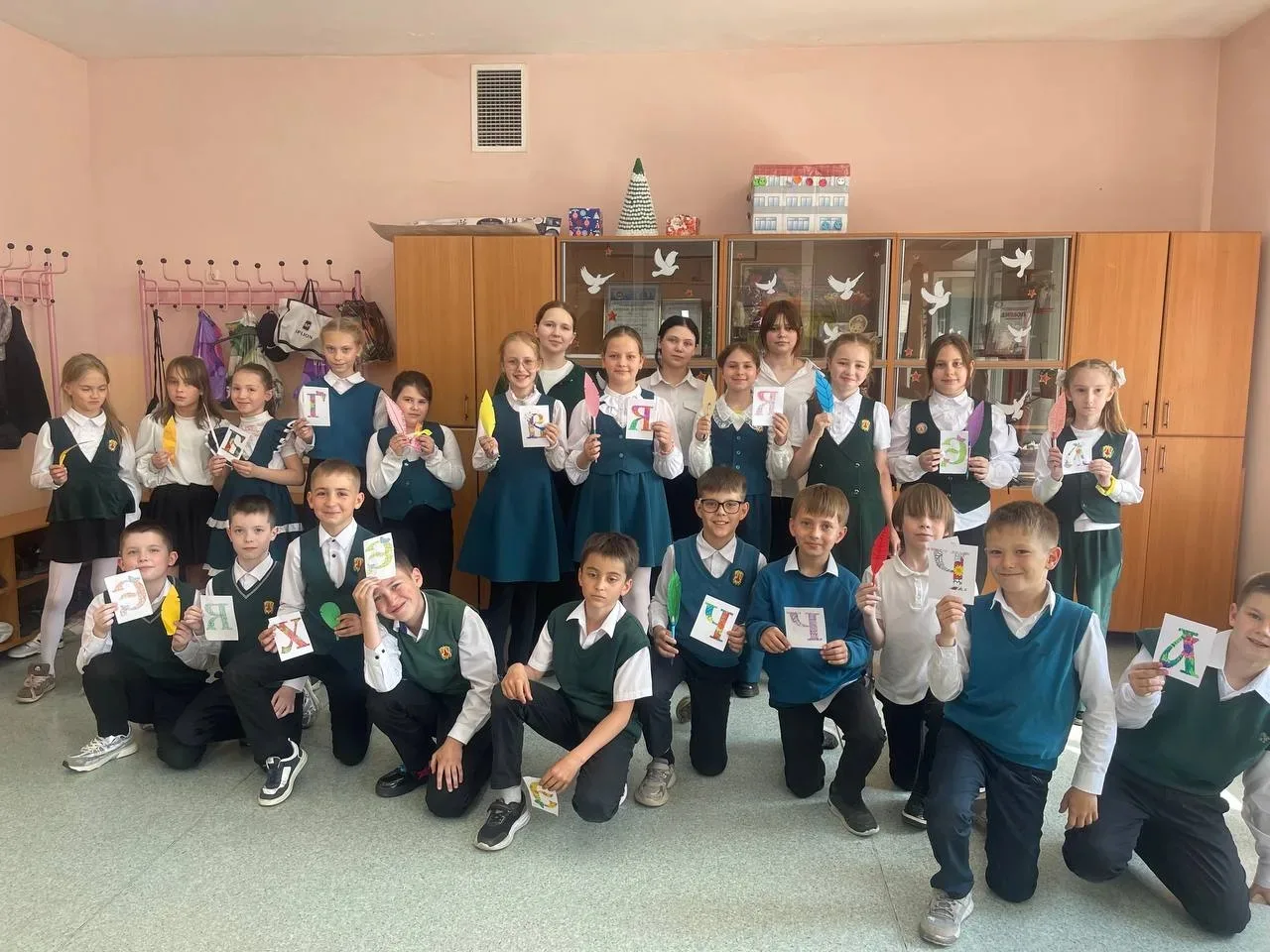 🕊️ К истокам слова на крыльях пера!  На этой неделе волонтёры нашего корпуса «ЖИЗНЬ» провели серию м