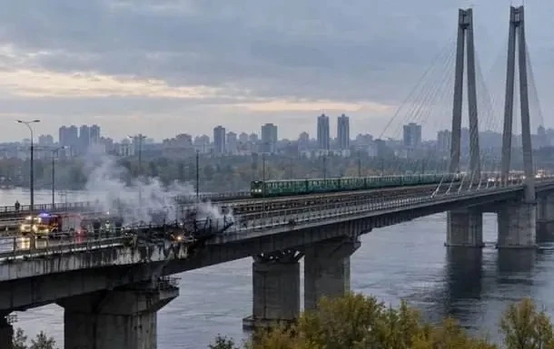 В Киеве с понедельника начнут строить понтонные переправы