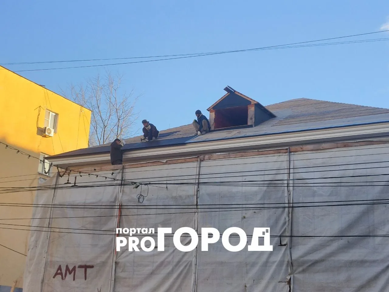"На проспекте Октября на одной из крыш рабочие работают прямо без страховки. Это нормал...