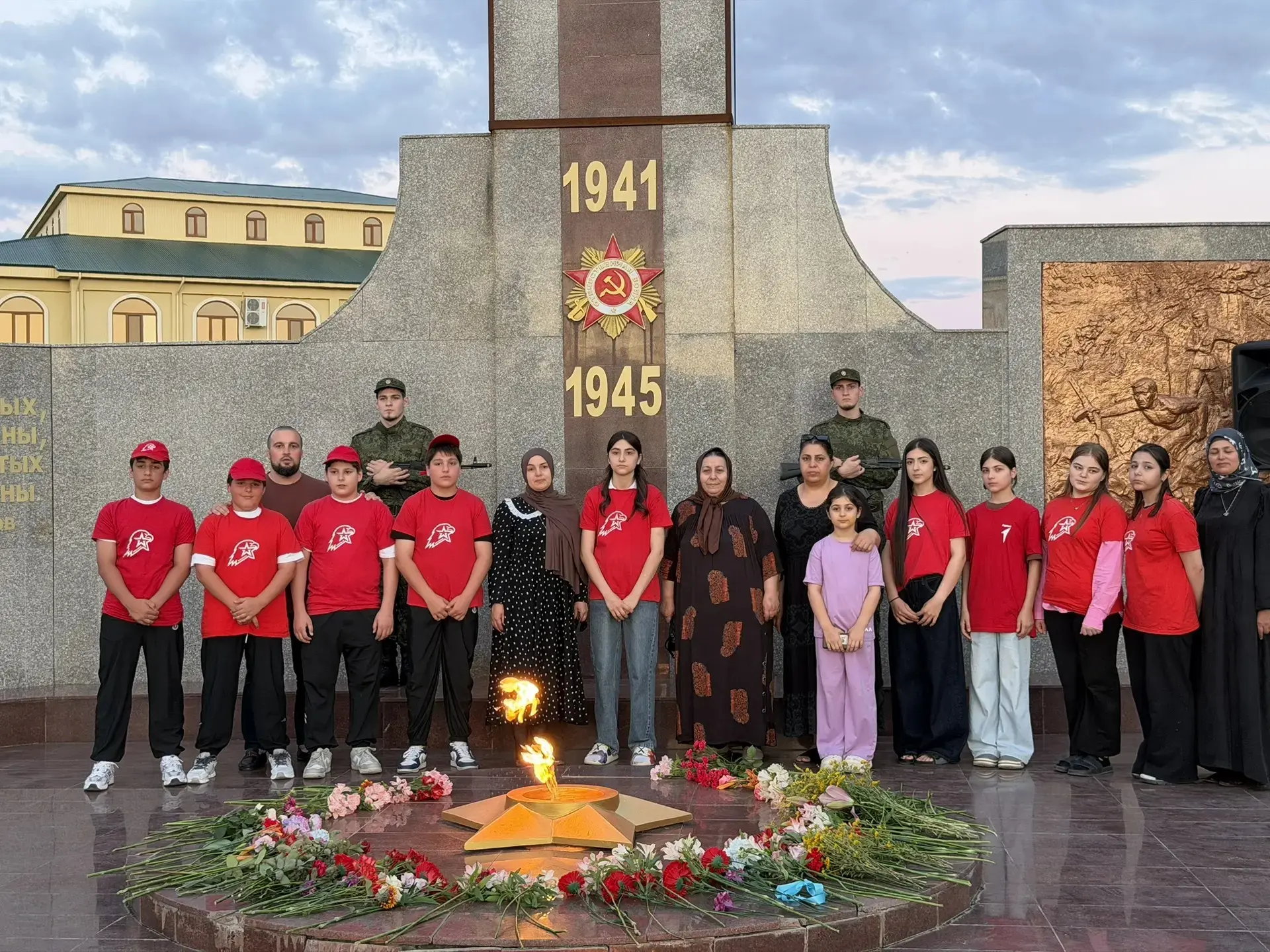 🕯Южно-Сухокумск присоединился к всероссийской акции «Свеча памяти»

22 июня на Аллее Славы жители и