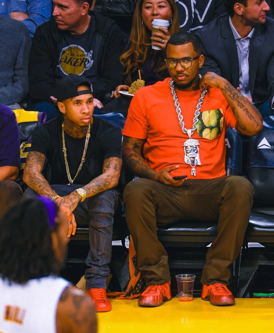 Tyga, который выступил 29 августа в Москве на ЦСКА Арене, и The Game наблюдают за противостоянием «Х